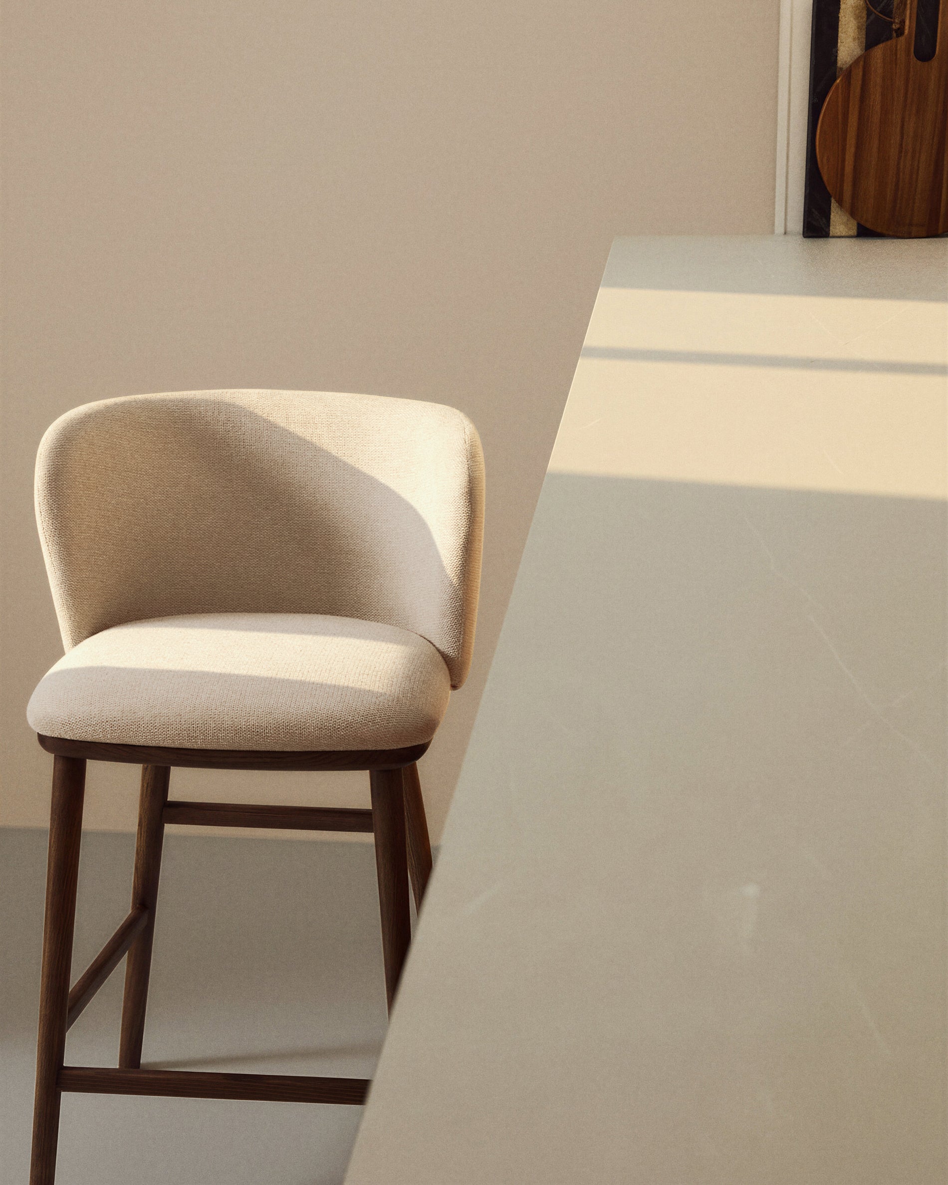 Beiger Chenille-Hocker Ciselia mit robusten Eschenholzbeinen in Walnussholzfarbe, perfekt für moderne Bar- und Wohnräume.
