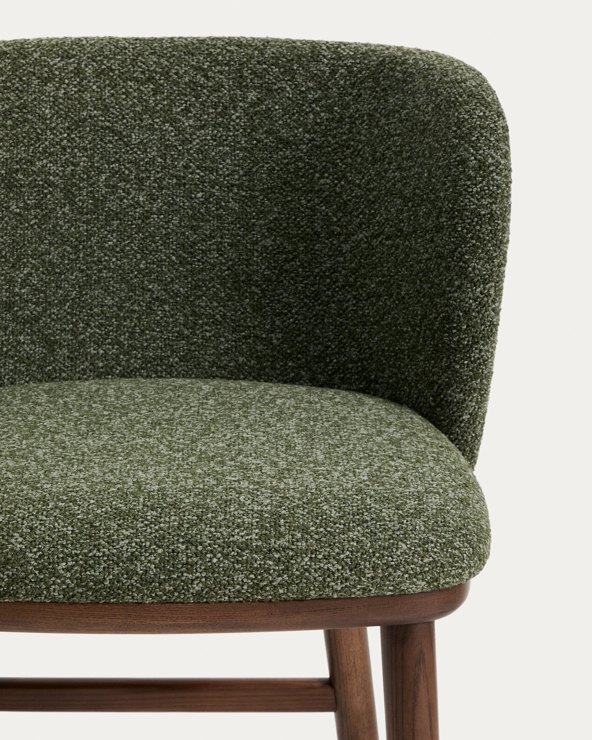 Stilvoller Hocker Ciselia in tiefgrünem Chenille, mit robusten Eschenholzbeinen in edler Walnussholzfarbe, perfekt für moderne Barbereiche.