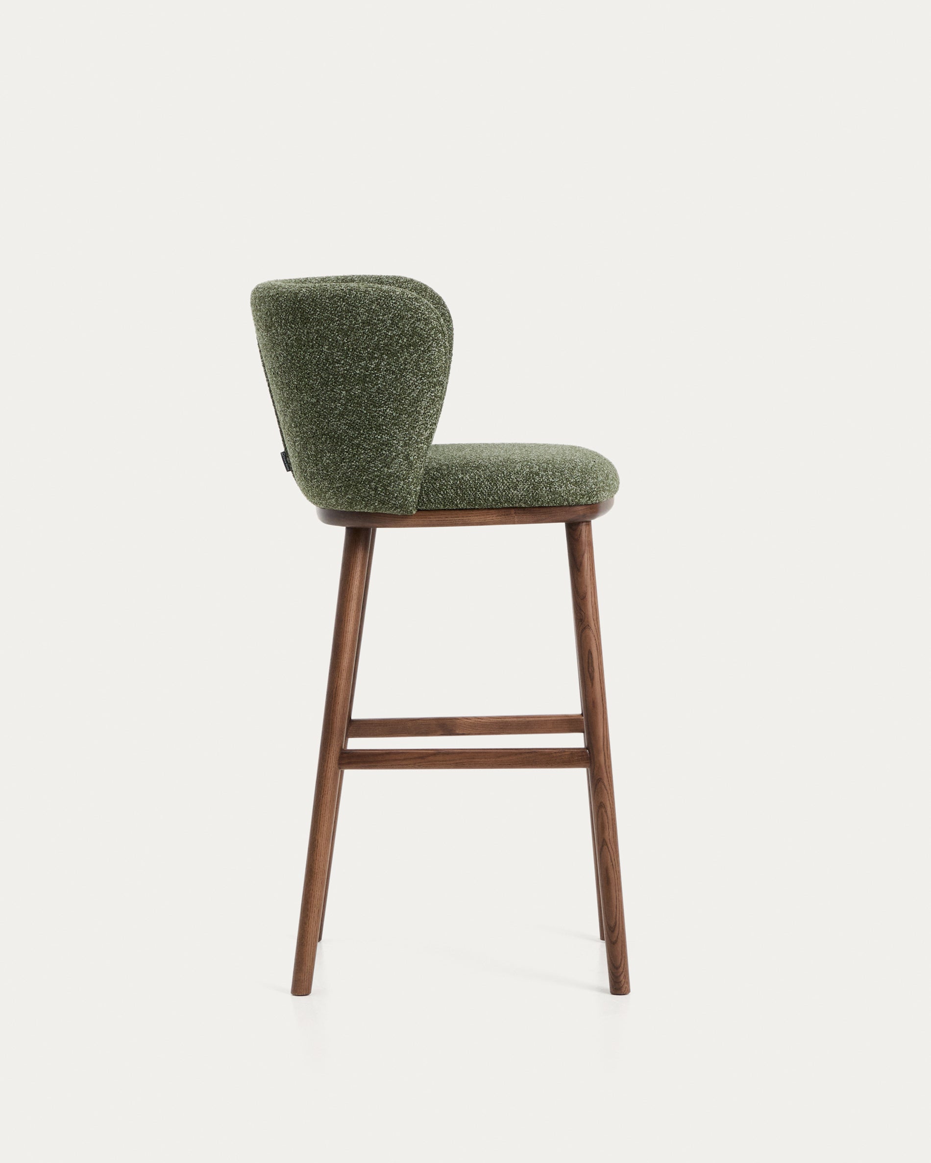Eleganter Hocker Ciselia in tiefgrünem Chenille, ausgestattet mit stabilen Eschenholzbeinen in Walnussholzoptik, ideal für stilvolle Wohnräume.