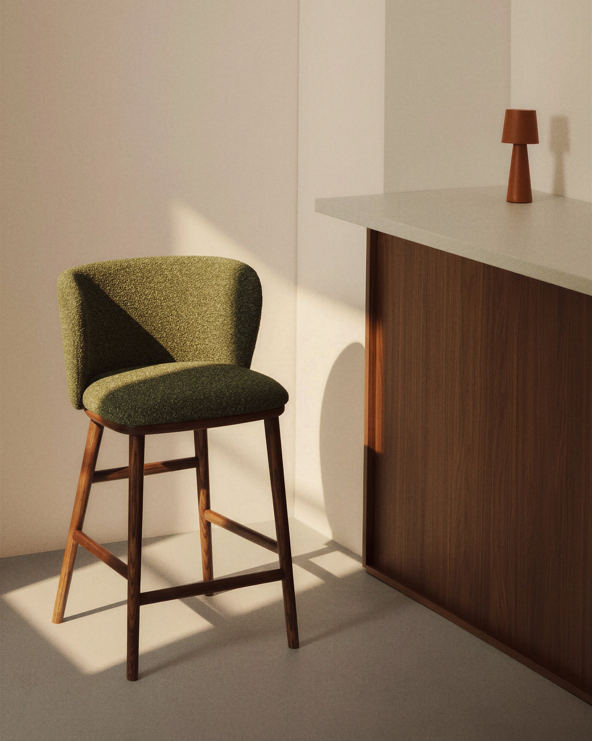 Eleganter Hocker Ciselia in tiefem Dunkelgrün, gepolstert mit Chenille und stabilen Eschenholzbeinen in Walnussholzoptik, ideal für stilvolle Räume.