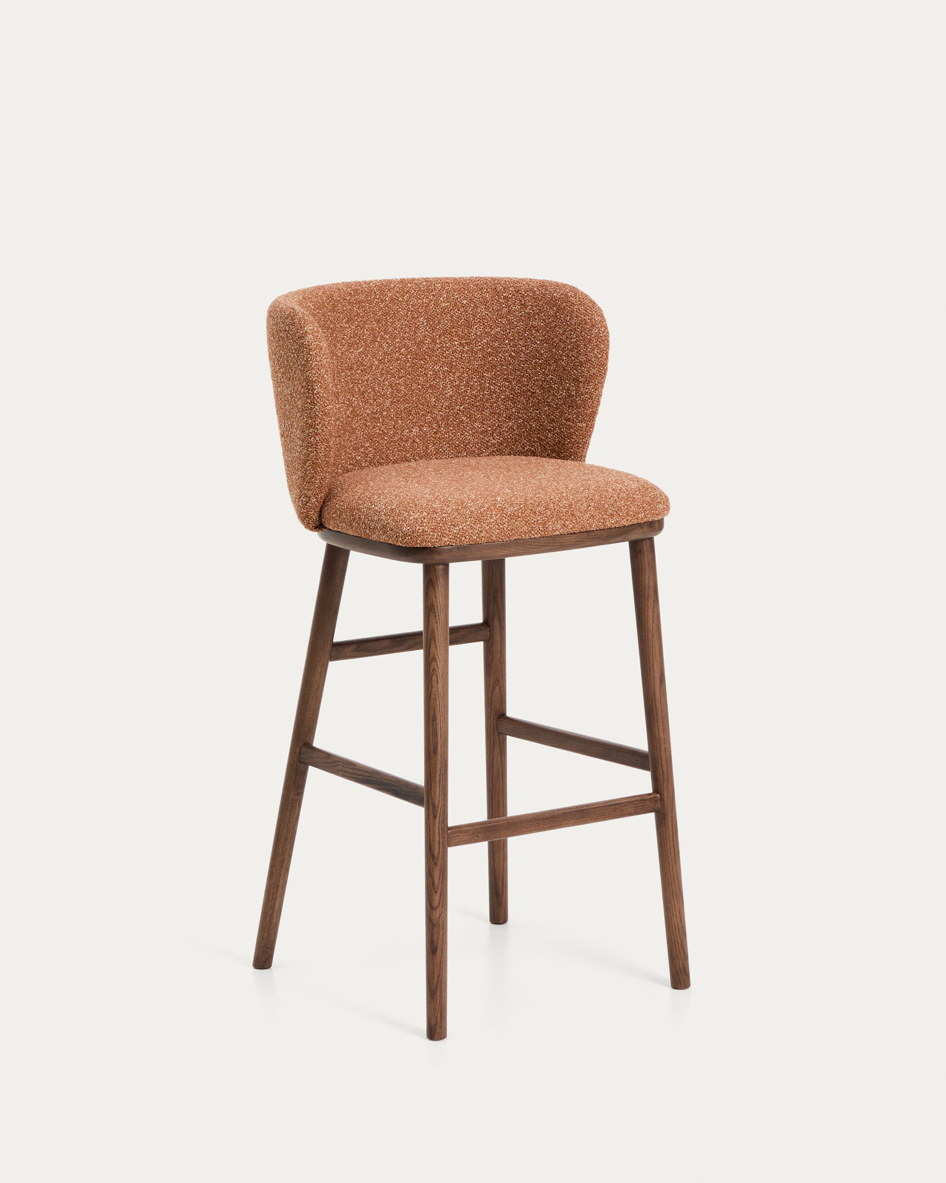 Hocker Ciselia in dicker, terrakottafarbener Chenille mit Beinen aus massivem Eschenholz mit walnussholzfarbenem Finish, FSC Mix Credit, 75 cm in Terrakotta präsentiert im Onlineshop von KAQTU Design AG. Barstuhl ist von Kave Home