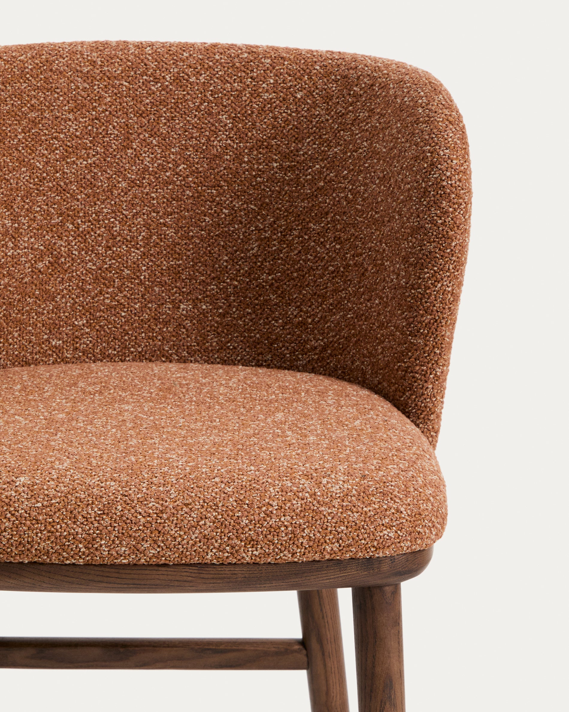 Stylischer Hocker Ciselia in kräftigem Terrakotta-Chenille, mit robusten Eschenholzbeinen in edler Walnussholz-Färbung, perfekt für moderne Bars.