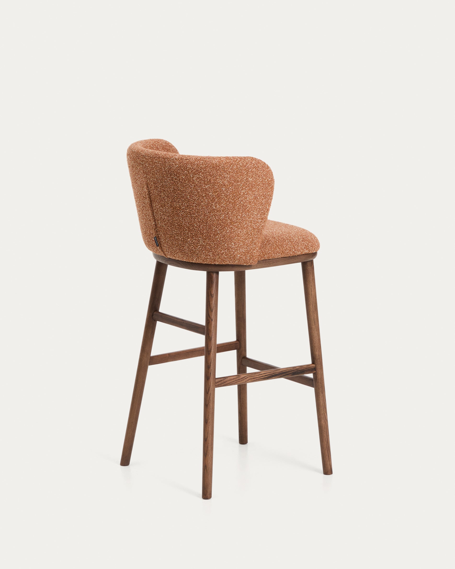 Stylischer Hocker Ciselia aus weichem, terrakottafarbenem Chenille, mit robusten Eschenholzbeinen in edler Walnussholz-Finish, perfekt für Bars.