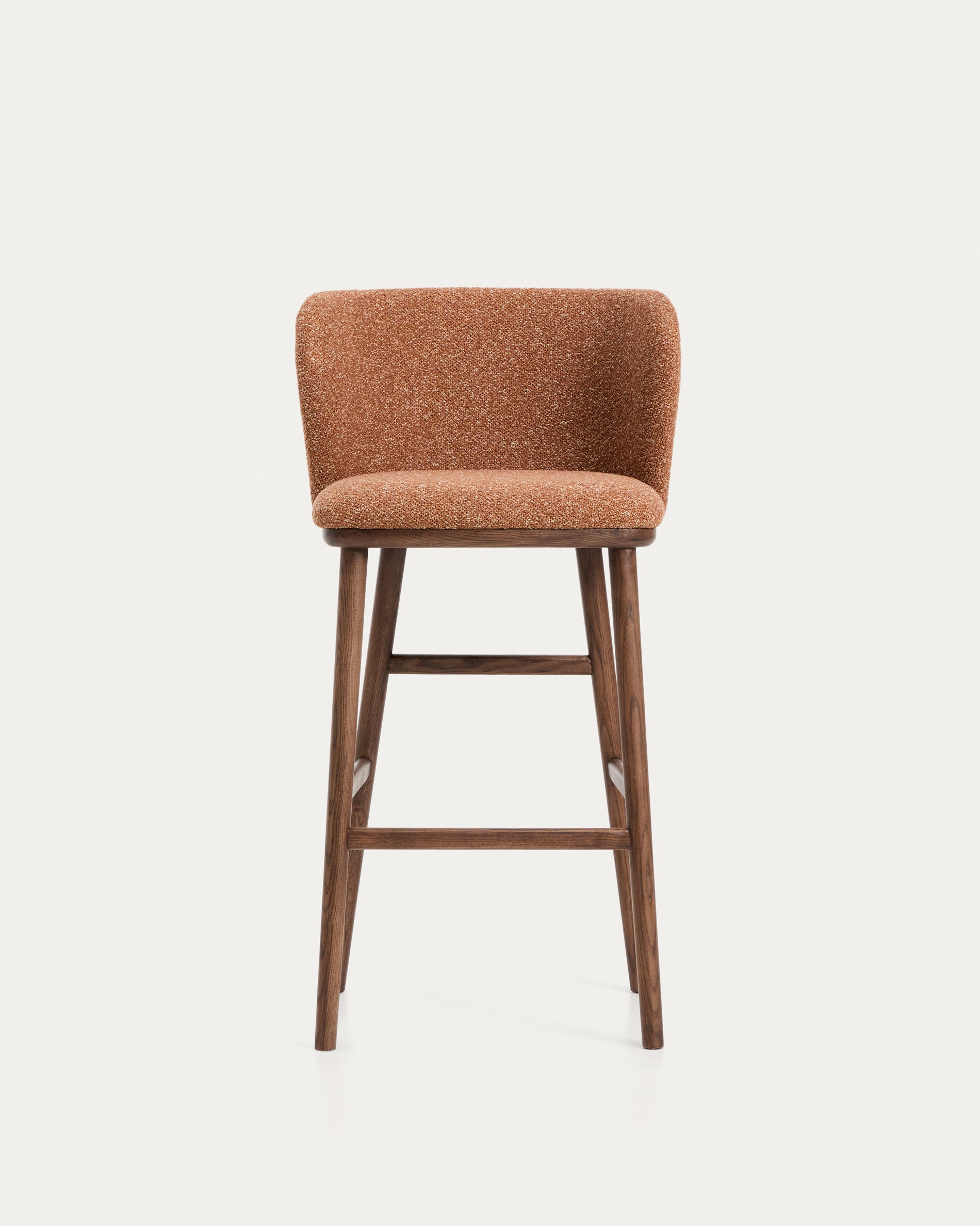 Eleganter Hocker Ciselia in warmem Terrakotta-Chenille, ausgestattet mit stabilen Eschenholzbeinen in Walnussholz-Optik, ideal für stilvolle Barbereiche.