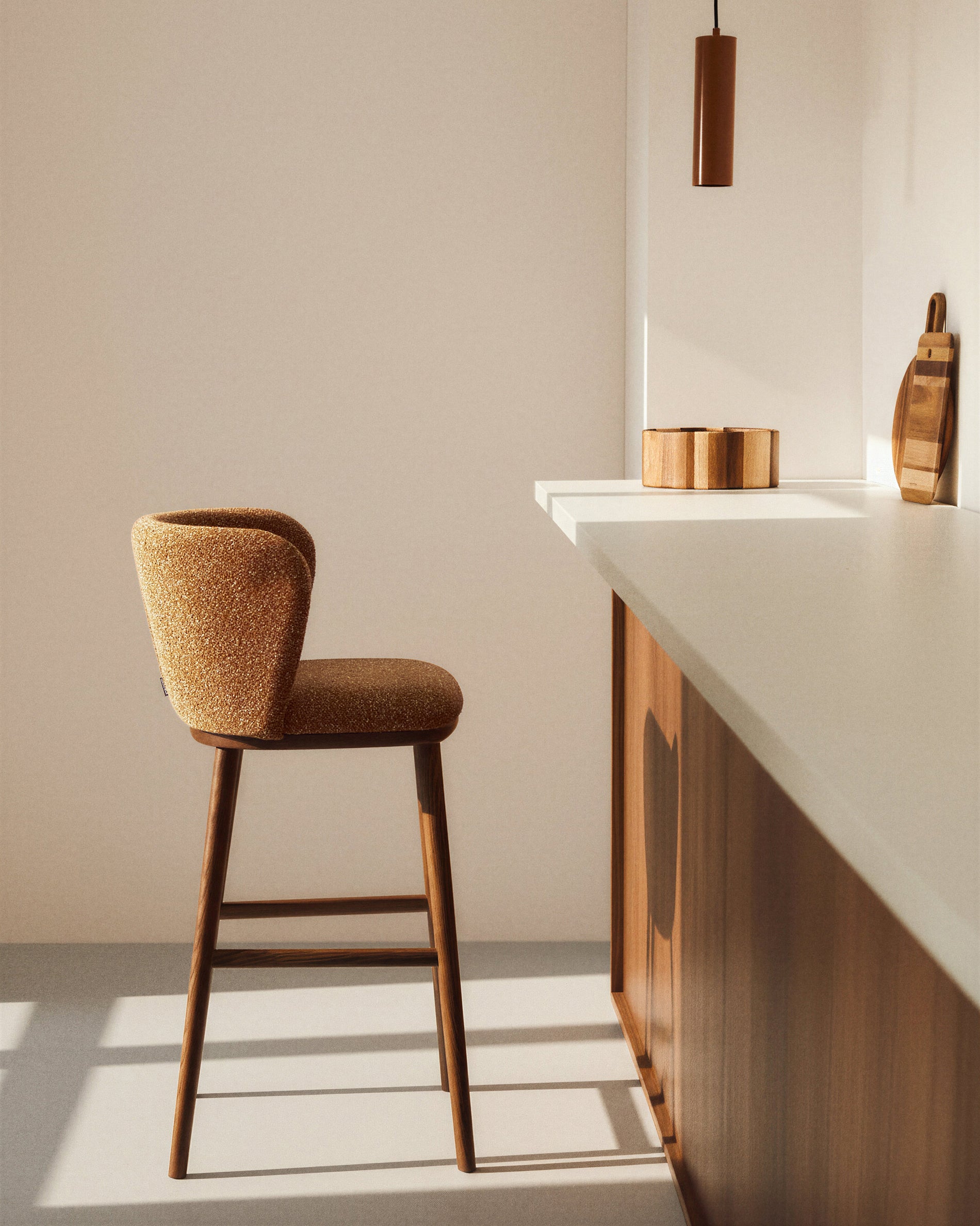 Eleganter Hocker Ciselia in terrakottafarbener Chenille, mit stabilen Eschenholzbeinen und edlem Walnussholz-Finish, ideal für stilvolle Barbereiche.
