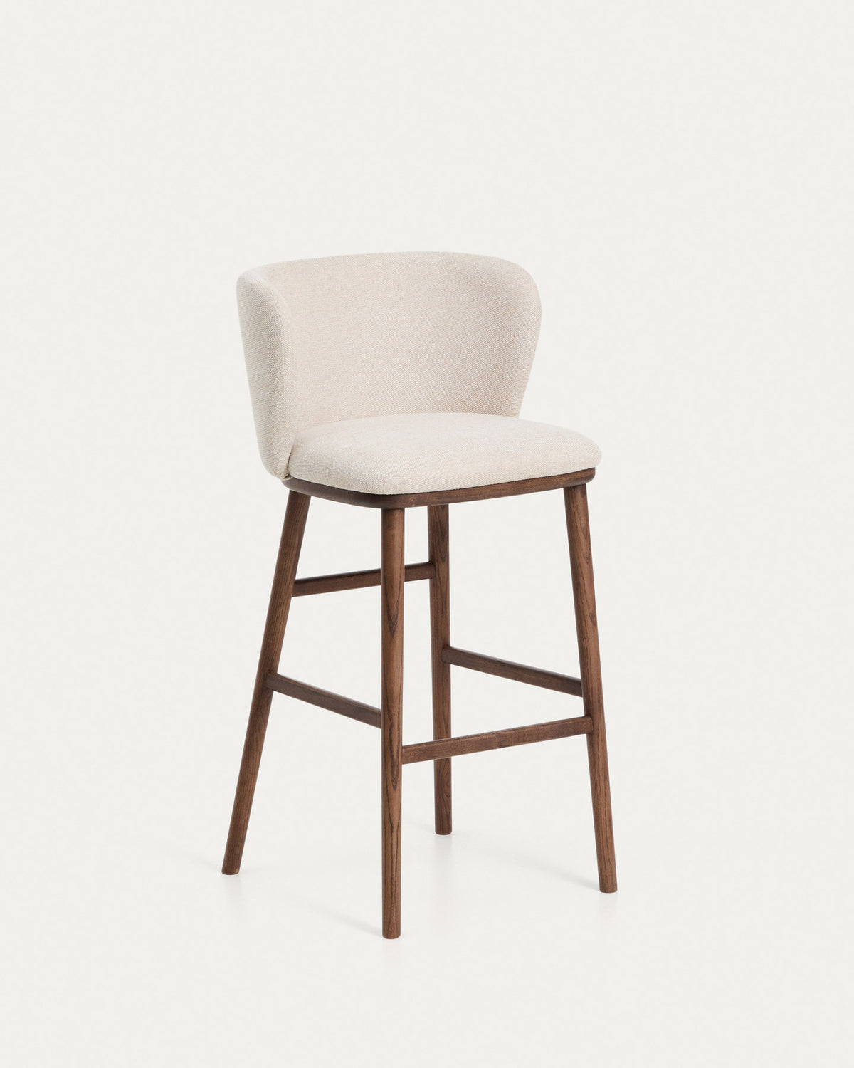 Hocker Ciselia in beiger Chenille mit Beinen aus massivem Eschenholz mit walnussholzfarbenem Finish, FSC Mix Credit, 75 cm in Beige präsentiert im Onlineshop von KAQTU Design AG. Barstuhl ist von Kave Home