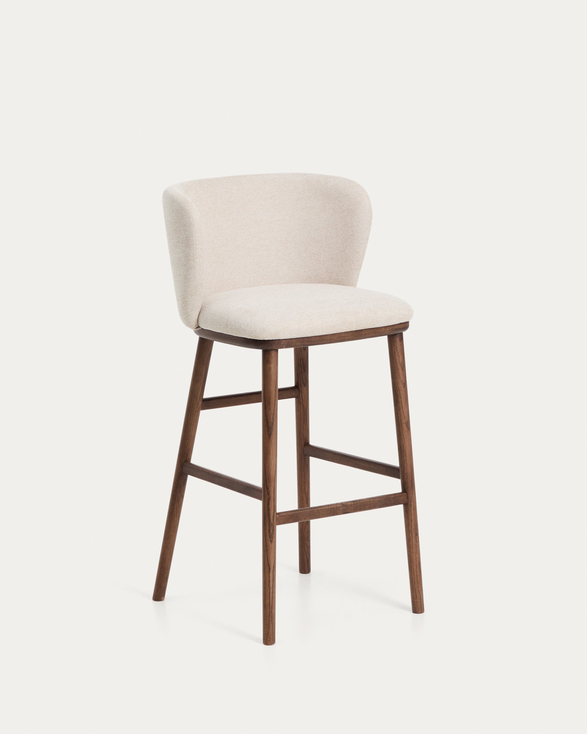 Hocker Ciselia in beiger Chenille mit Beinen aus massivem Eschenholz mit walnussholzfarbenem Finish, FSC Mix Credit, 75 cm in Beige präsentiert im Onlineshop von KAQTU Design AG. Barstuhl ist von Kave Home