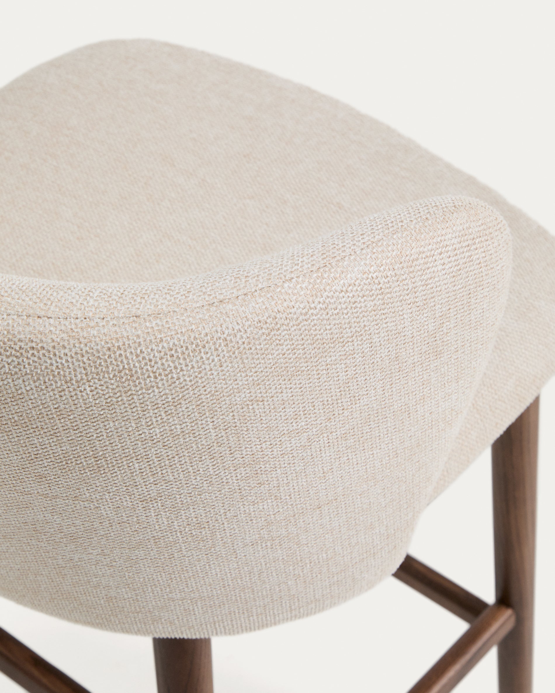 Beiger Chenille-Hocker Ciselia mit robusten Eschenholzbeinen in Walnussholzfarbe, perfekt für moderne Bars und gemütliche Wohnbereiche.