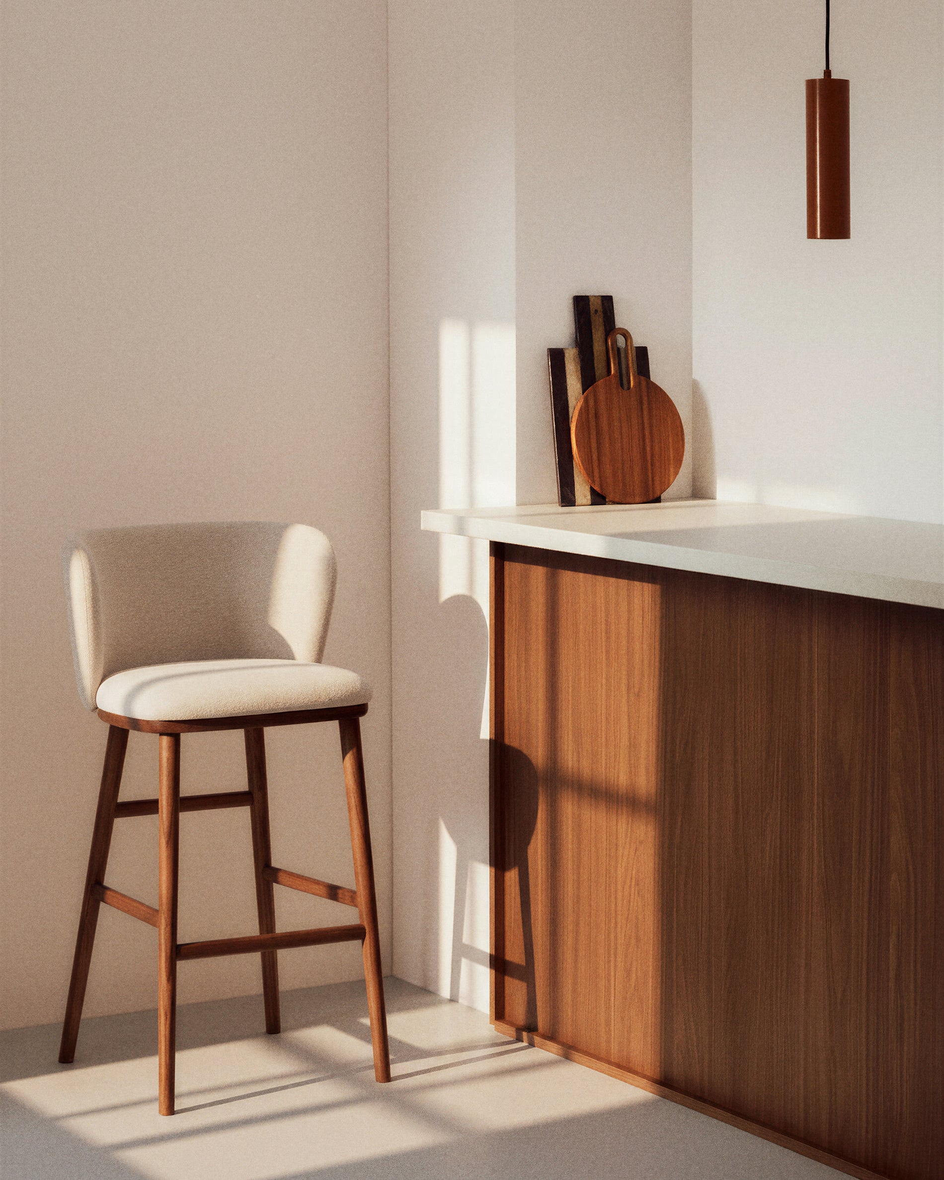 Eleganter Hocker Ciselia in beiger Chenille, ausgestattet mit stabilen Eschenholzbeinen in Walnussholzoptik, ideal für stilvolle Wohnräume.