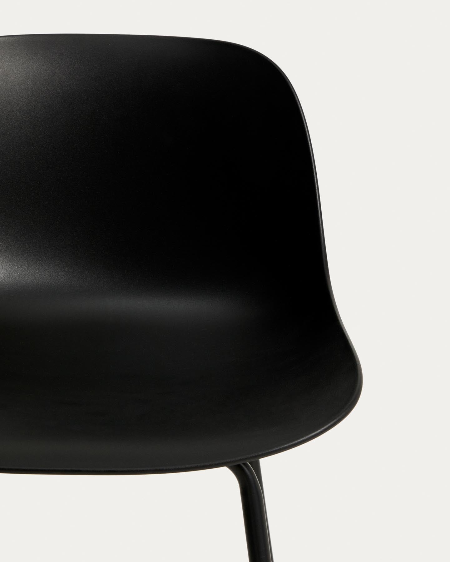 Schwarzer Hocker Altea mit Stahlbeinen mit schwarzem Finish, 65 cm in Schwarz präsentiert im Onlineshop von KAQTU Design AG. Barhocker ist von Kave Home