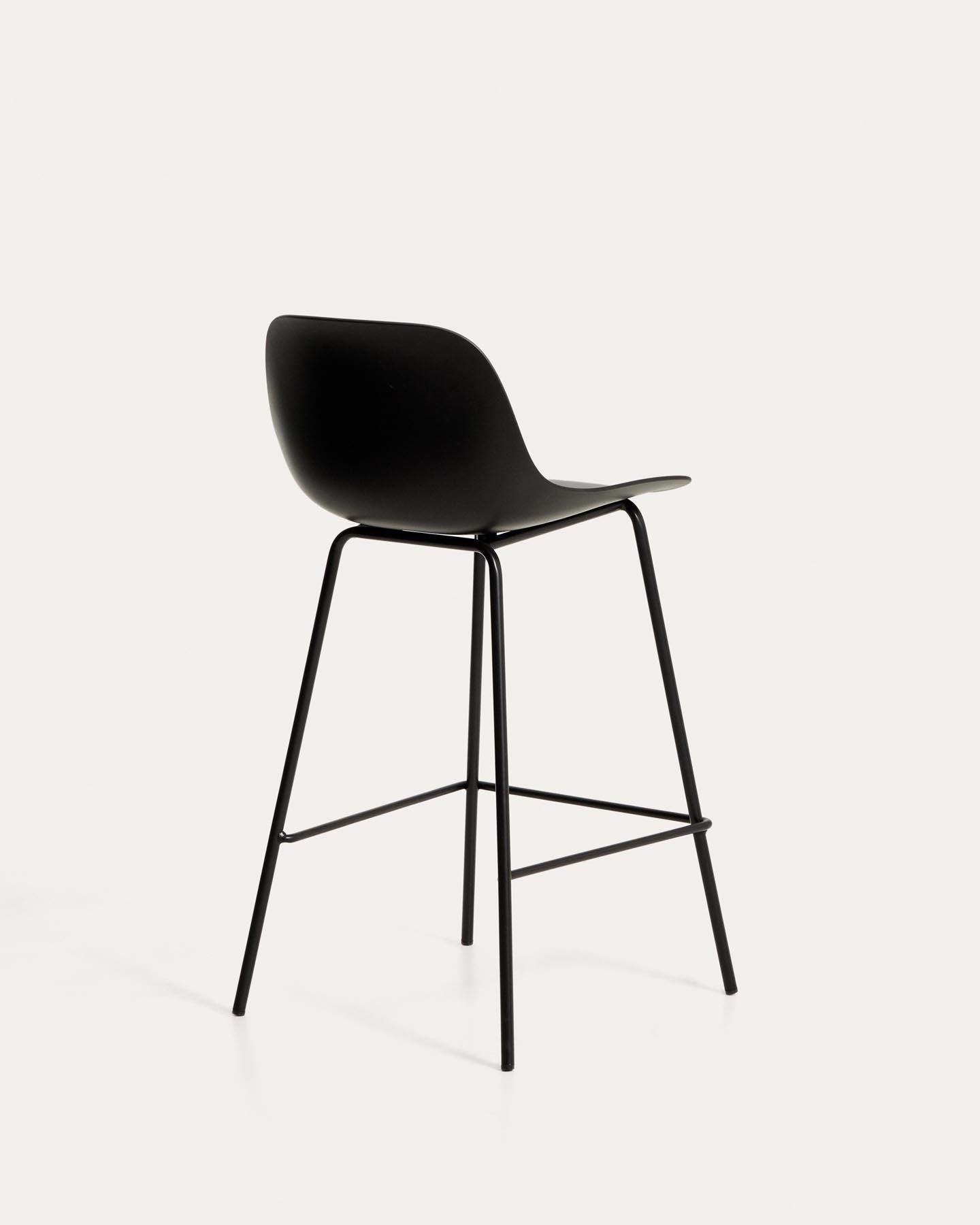 Schwarzer Hocker Altea mit Stahlbeinen mit schwarzem Finish, 65 cm in Schwarz präsentiert im Onlineshop von KAQTU Design AG. Barhocker ist von Kave Home