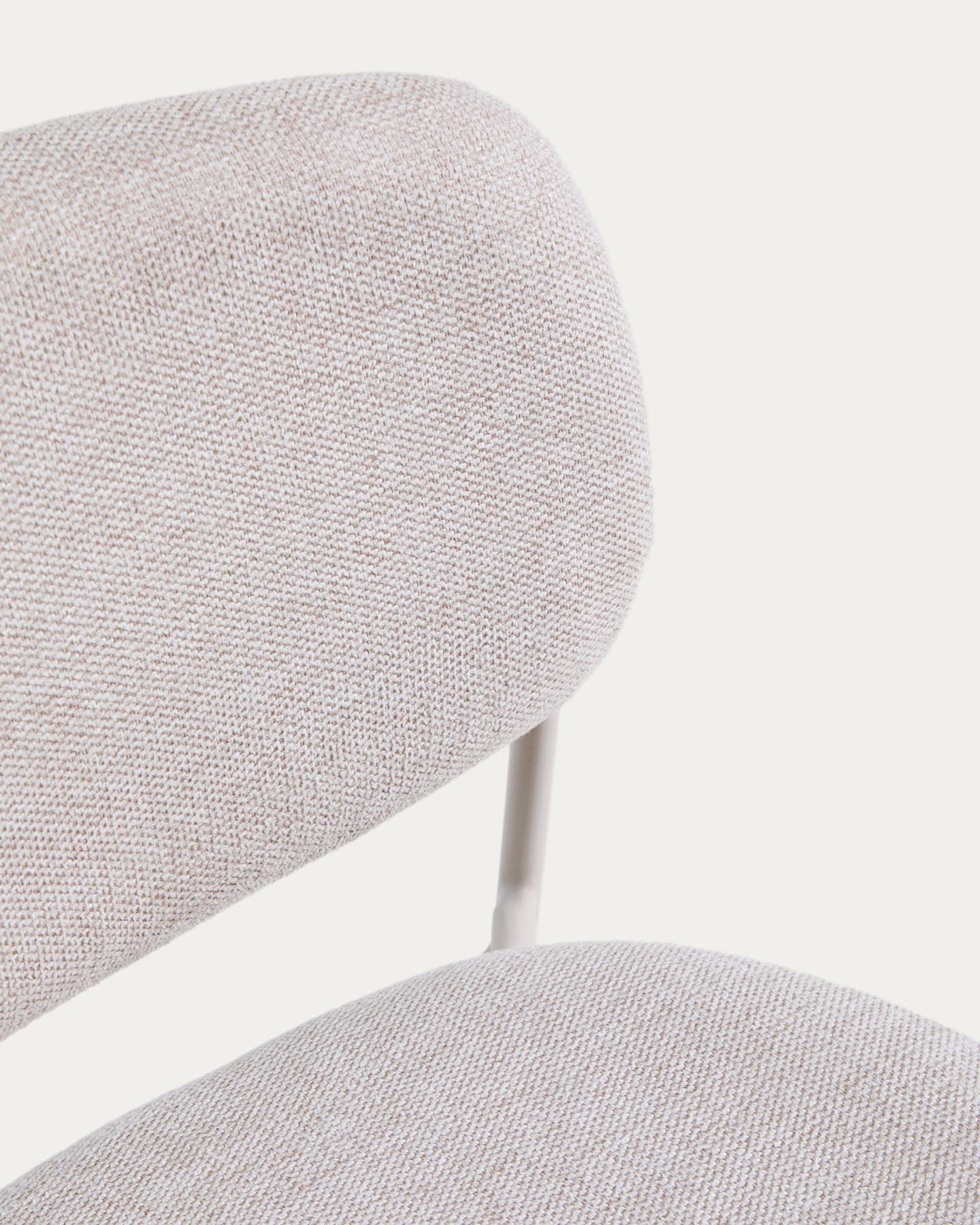 Stapelbarer Hocker Meli mit beiger Chenille und Beinen aus beigem Metall, FSC Mix Credit, 65 cm in Beige präsentiert im Onlineshop von KAQTU Design AG. Barhocker ist von Kave Home