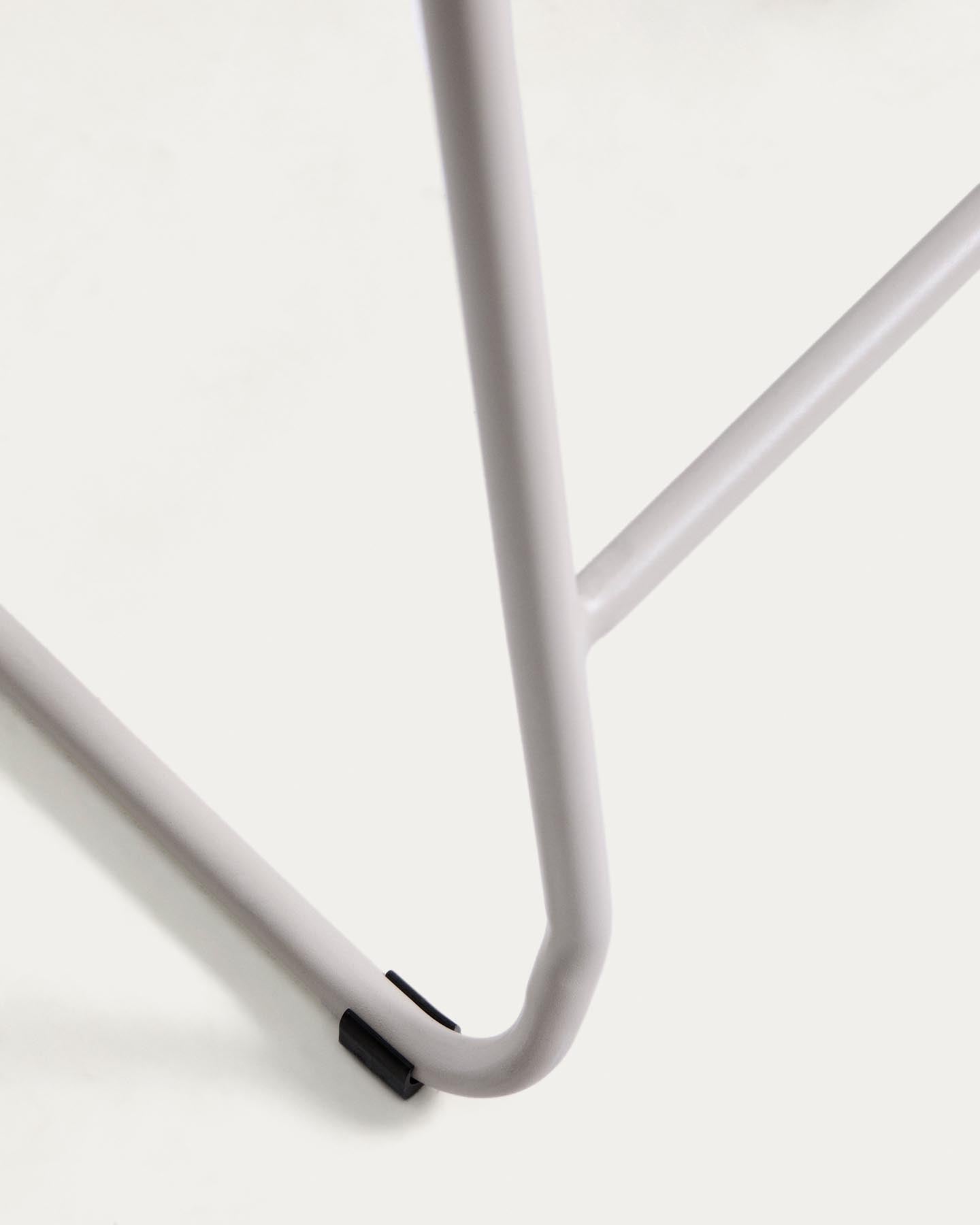 Stapelbarer Hocker Meli mit beiger Chenille und Beinen aus beigem Metall, FSC Mix Credit, 65 cm in Beige präsentiert im Onlineshop von KAQTU Design AG. Barhocker ist von Kave Home