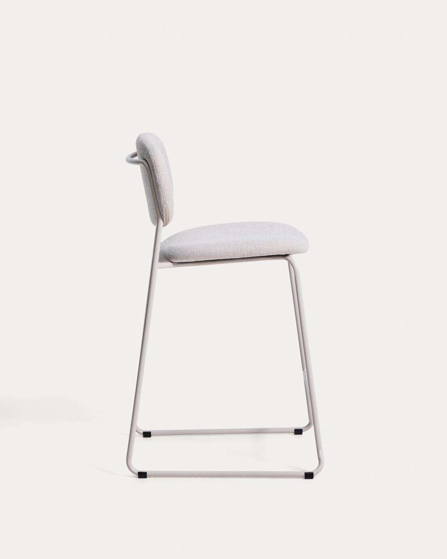 Stapelbarer Hocker Meli mit beiger Chenille und Beinen aus beigem Metall, FSC Mix Credit, 65 cm in Beige präsentiert im Onlineshop von KAQTU Design AG. Barhocker ist von Kave Home