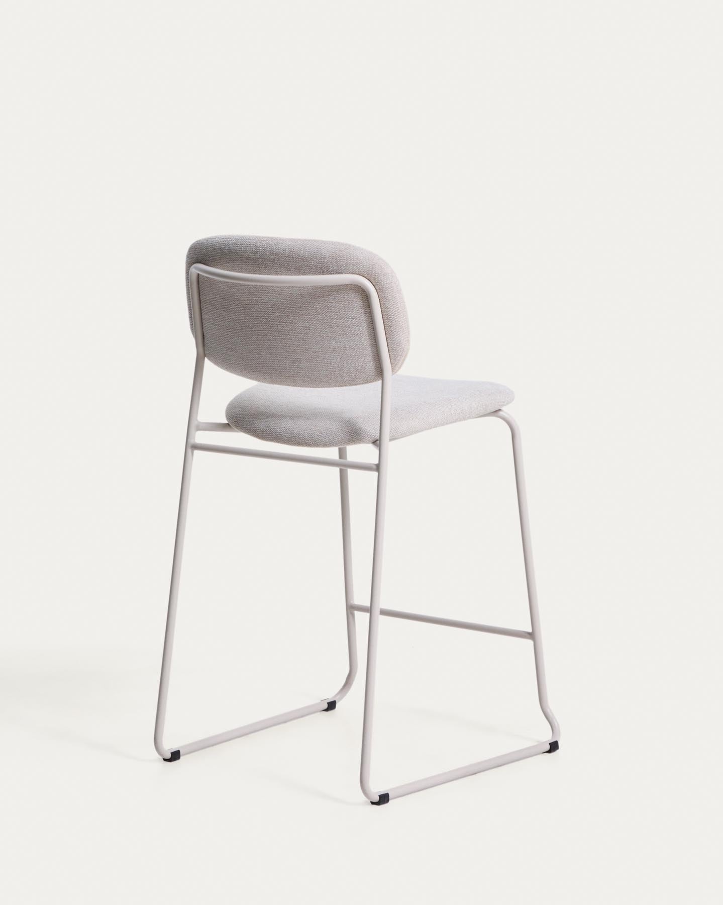 Stapelbarer Hocker Meli mit beiger Chenille und Beinen aus beigem Metall, FSC Mix Credit, 65 cm in Beige präsentiert im Onlineshop von KAQTU Design AG. Barhocker ist von Kave Home