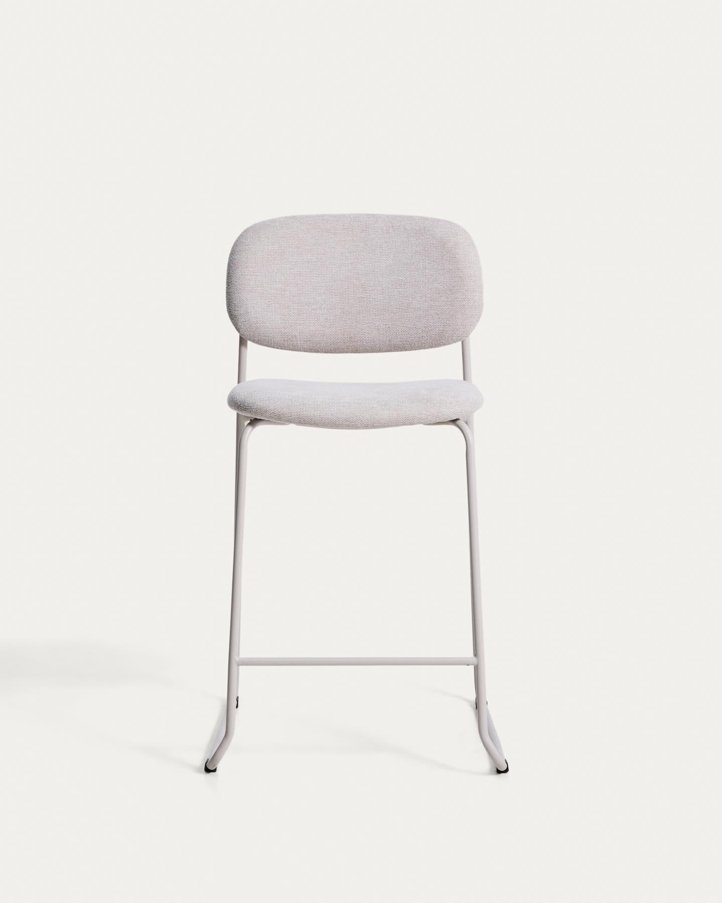 Stapelbarer Hocker Meli mit beiger Chenille und Beinen aus beigem Metall, FSC Mix Credit, 65 cm in Beige präsentiert im Onlineshop von KAQTU Design AG. Barhocker ist von Kave Home