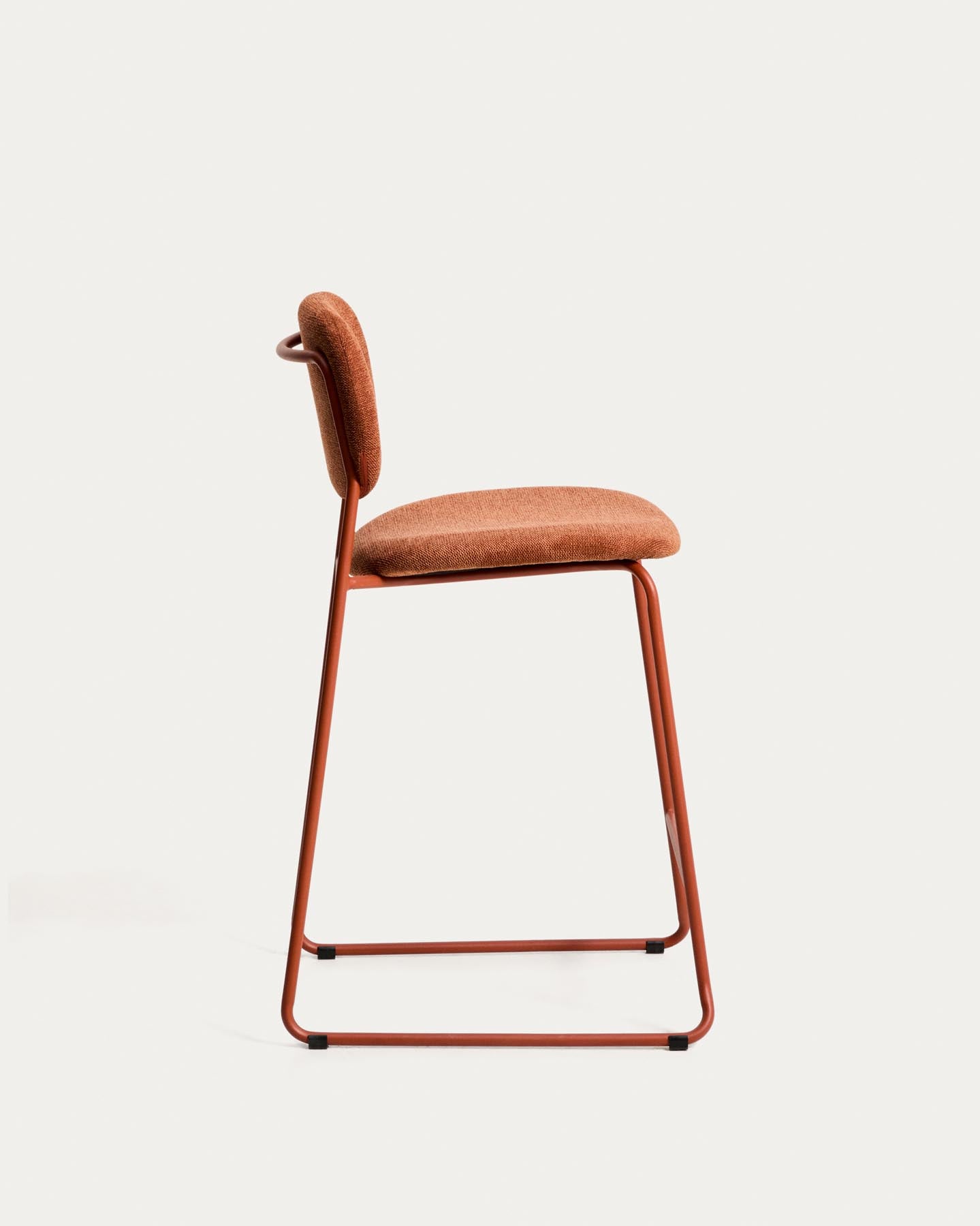 Stapelbarer Hocker Meli mit terrakottafarbener Chenille und Beinen aus terrakottafarbenem Metall, FSC Mix Credit, 65 cm in Terrakotta präsentiert im Onlineshop von KAQTU Design AG. Barhocker ist von Kave Home