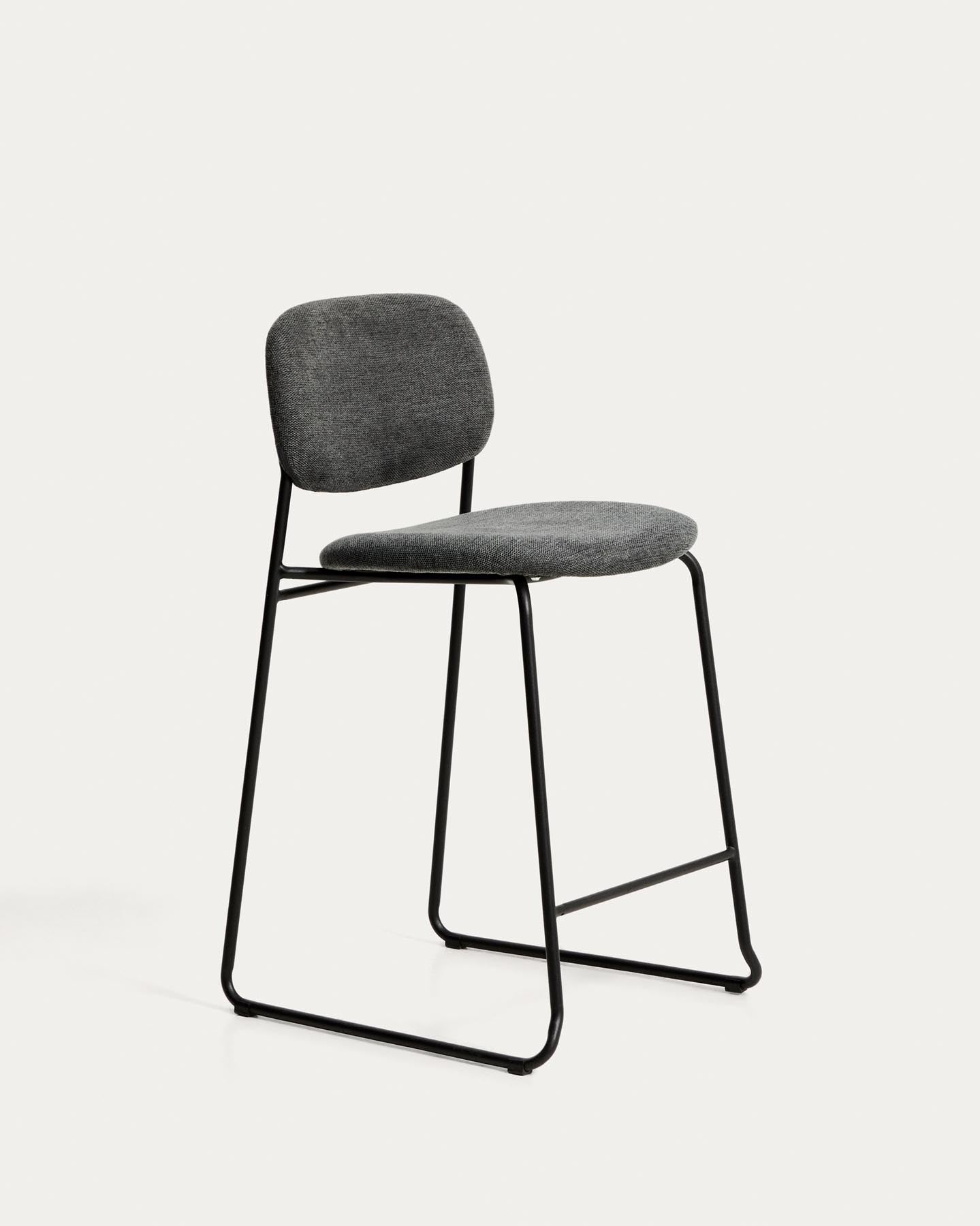 Stapelbarer Hocker Meli mit grauer Chenille und Beinen aus grauem Metall, FSC Mix Credit, 65 cm in Grau präsentiert im Onlineshop von KAQTU Design AG. Barhocker ist von Kave Home