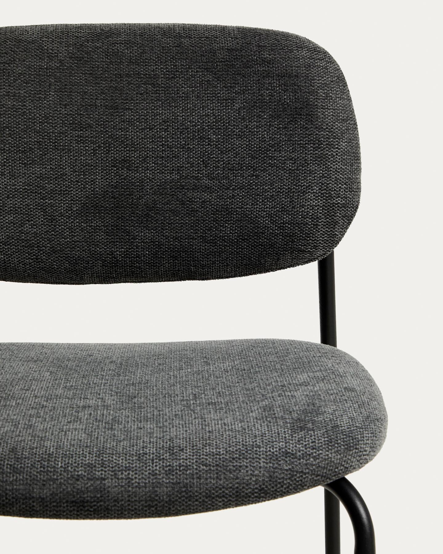 Stapelbarer Hocker Meli mit grauer Chenille und Beinen aus grauem Metall, FSC Mix Credit, 65 cm in Grau präsentiert im Onlineshop von KAQTU Design AG. Barhocker ist von Kave Home
