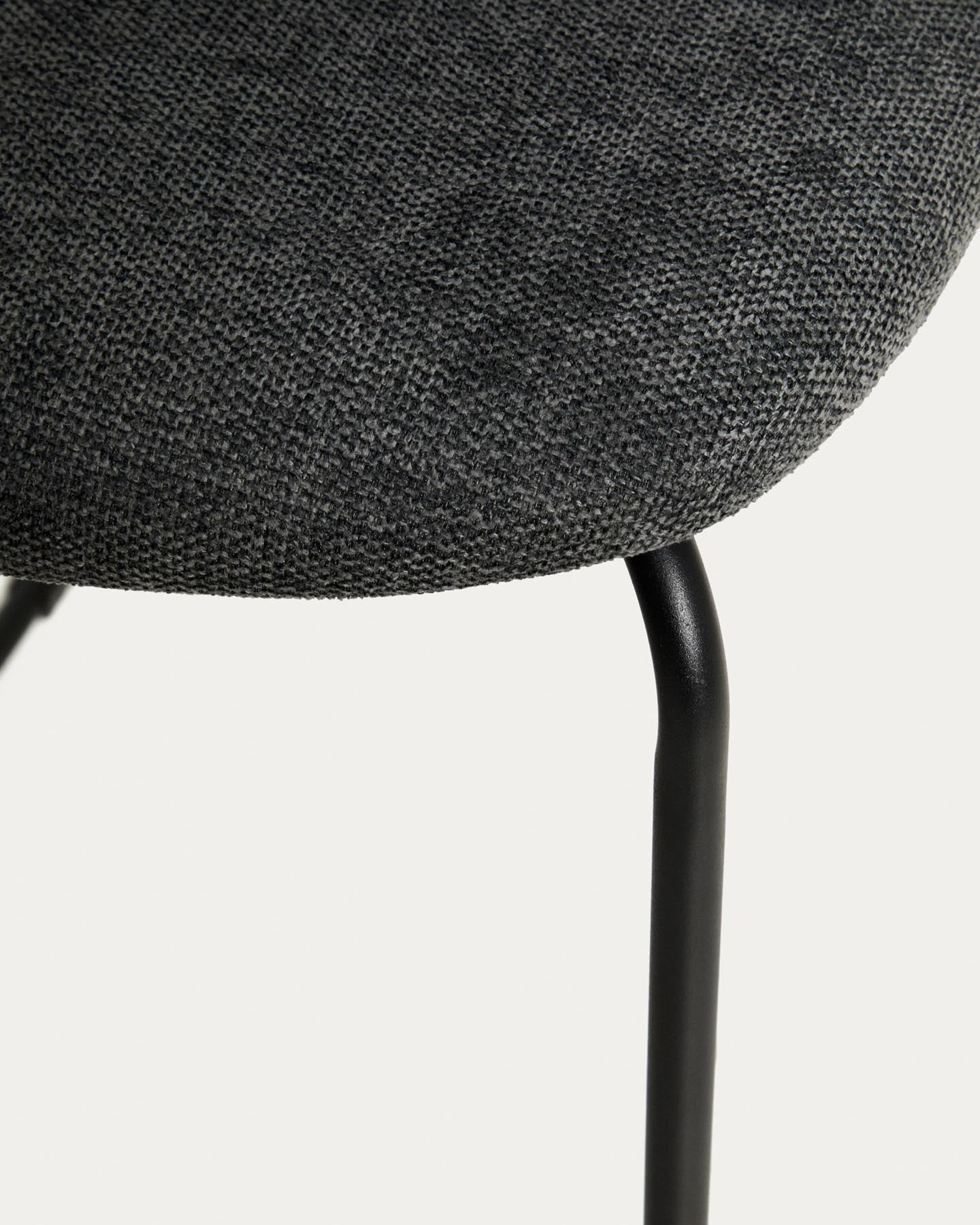 Stapelbarer Hocker Meli mit grauer Chenille und Beinen aus grauem Metall, FSC Mix Credit, 65 cm in Grau präsentiert im Onlineshop von KAQTU Design AG. Barhocker ist von Kave Home