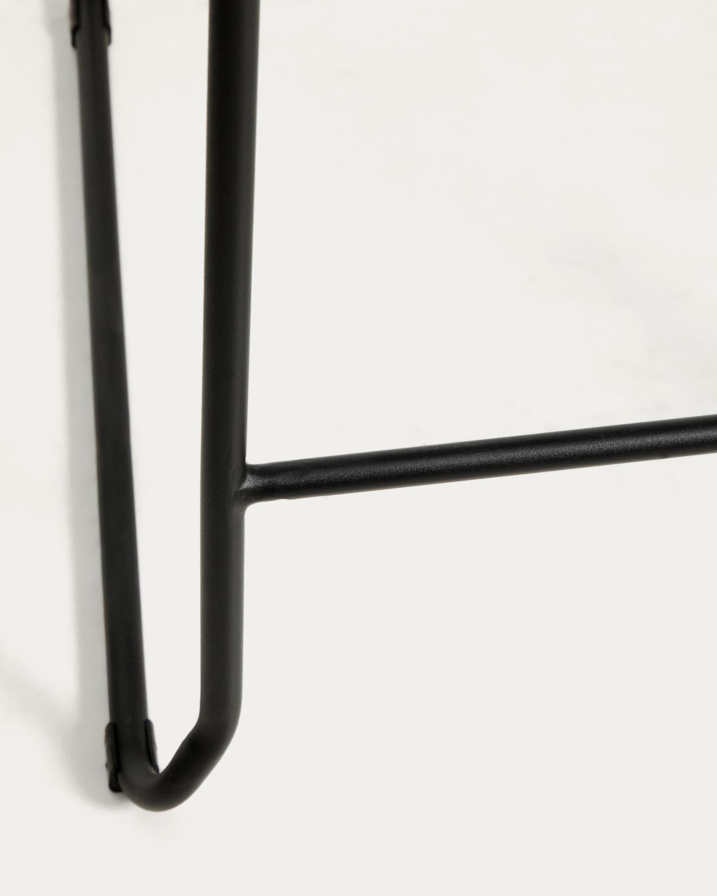 Stapelbarer Hocker Meli mit grauer Chenille und Beinen aus grauem Metall, FSC Mix Credit, 65 cm in Grau präsentiert im Onlineshop von KAQTU Design AG. Barhocker ist von Kave Home