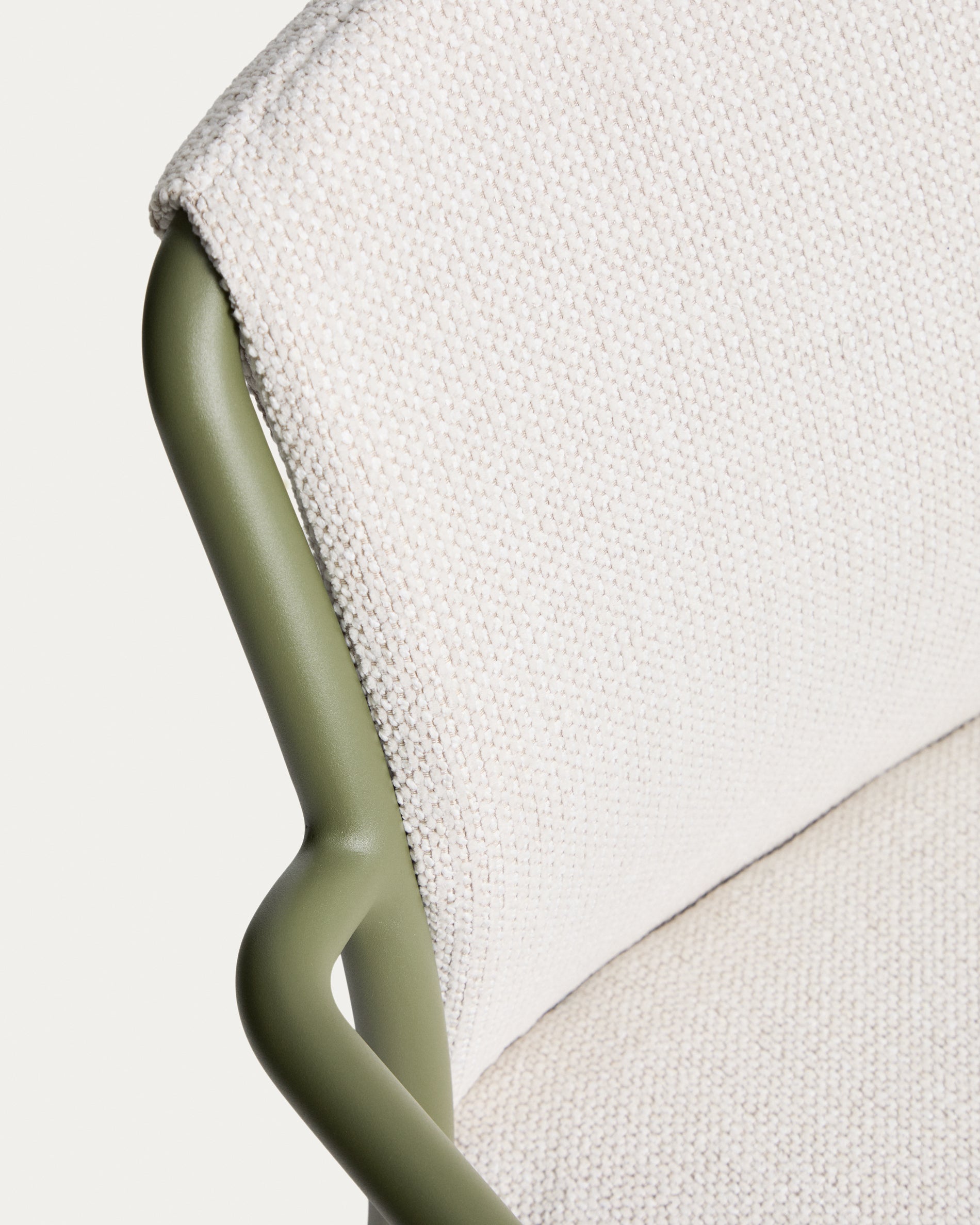 Stapelbarer Stuhl Linosa aus Aluminium in Grün mit beigem Kissen in Grün präsentiert im Onlineshop von KAQTU Design AG. Gartenstuhl ist von Kave Home