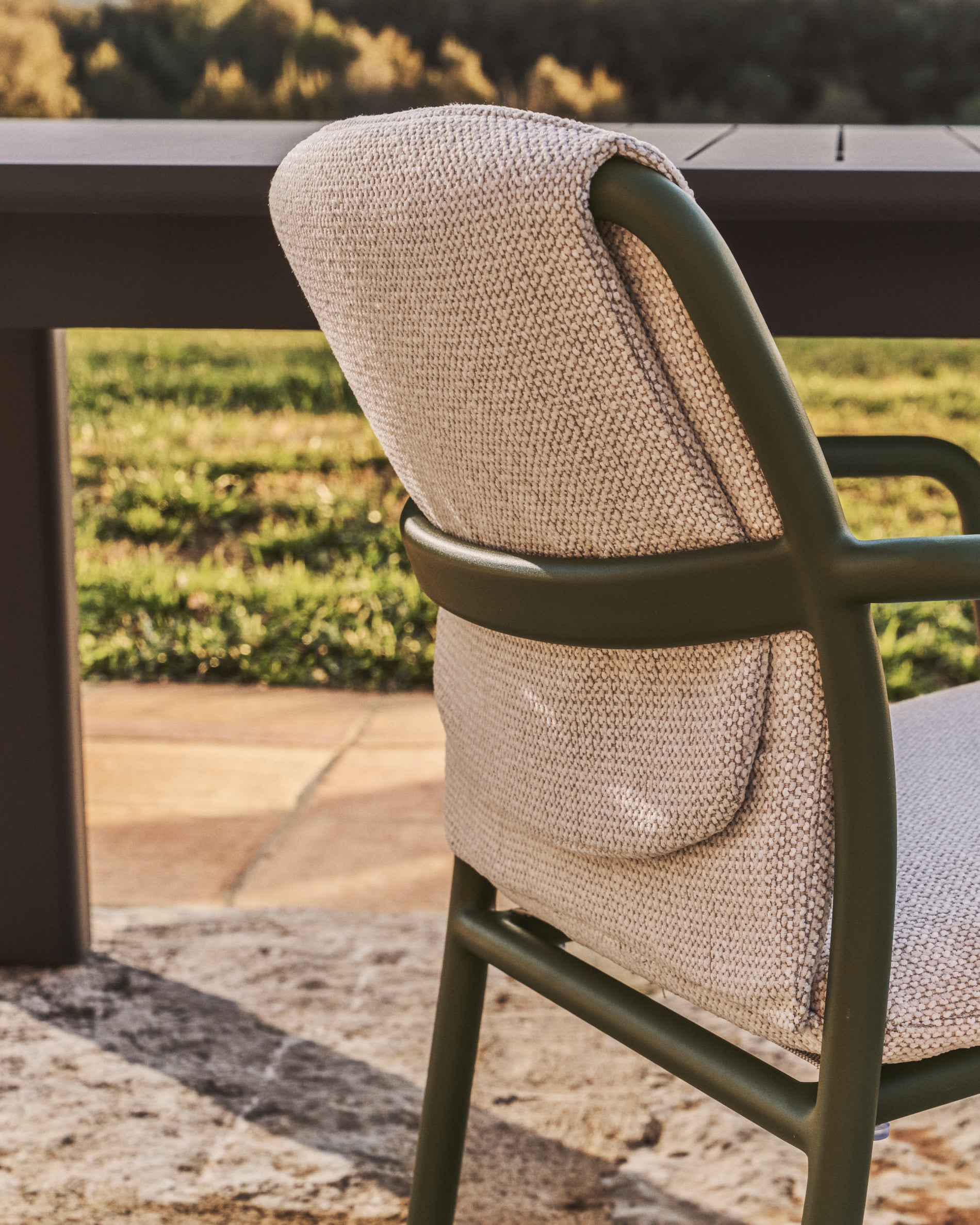 Stapelbarer Stuhl Linosa aus Aluminium in Grün mit beigem Kissen in Grün präsentiert im Onlineshop von KAQTU Design AG. Gartenstuhl ist von Kave Home