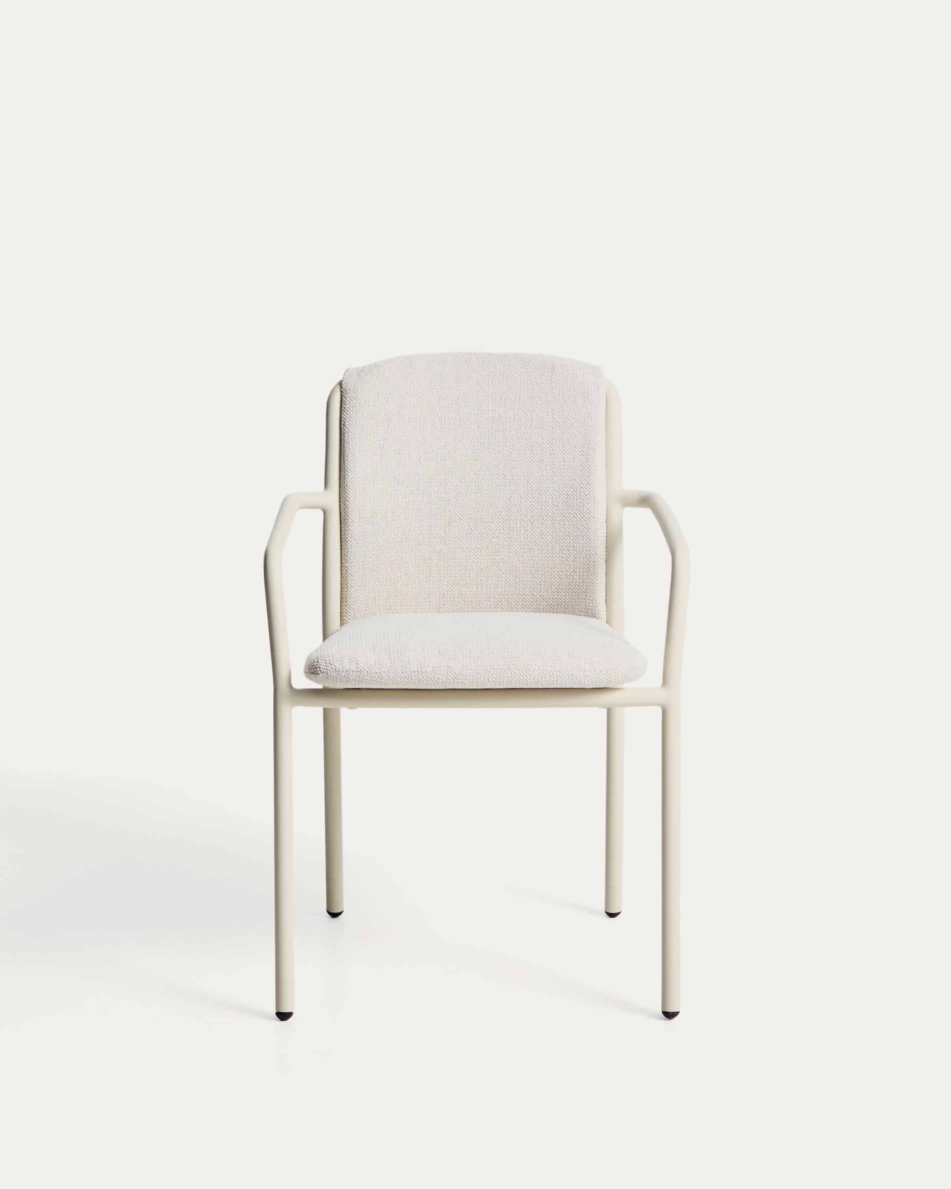 Stapelbarer Stuhl Linosa aus Aluminium in Naturfarbe mit beigem Kissen in Beige präsentiert im Onlineshop von KAQTU Design AG. Gartenstuhl ist von Kave Home