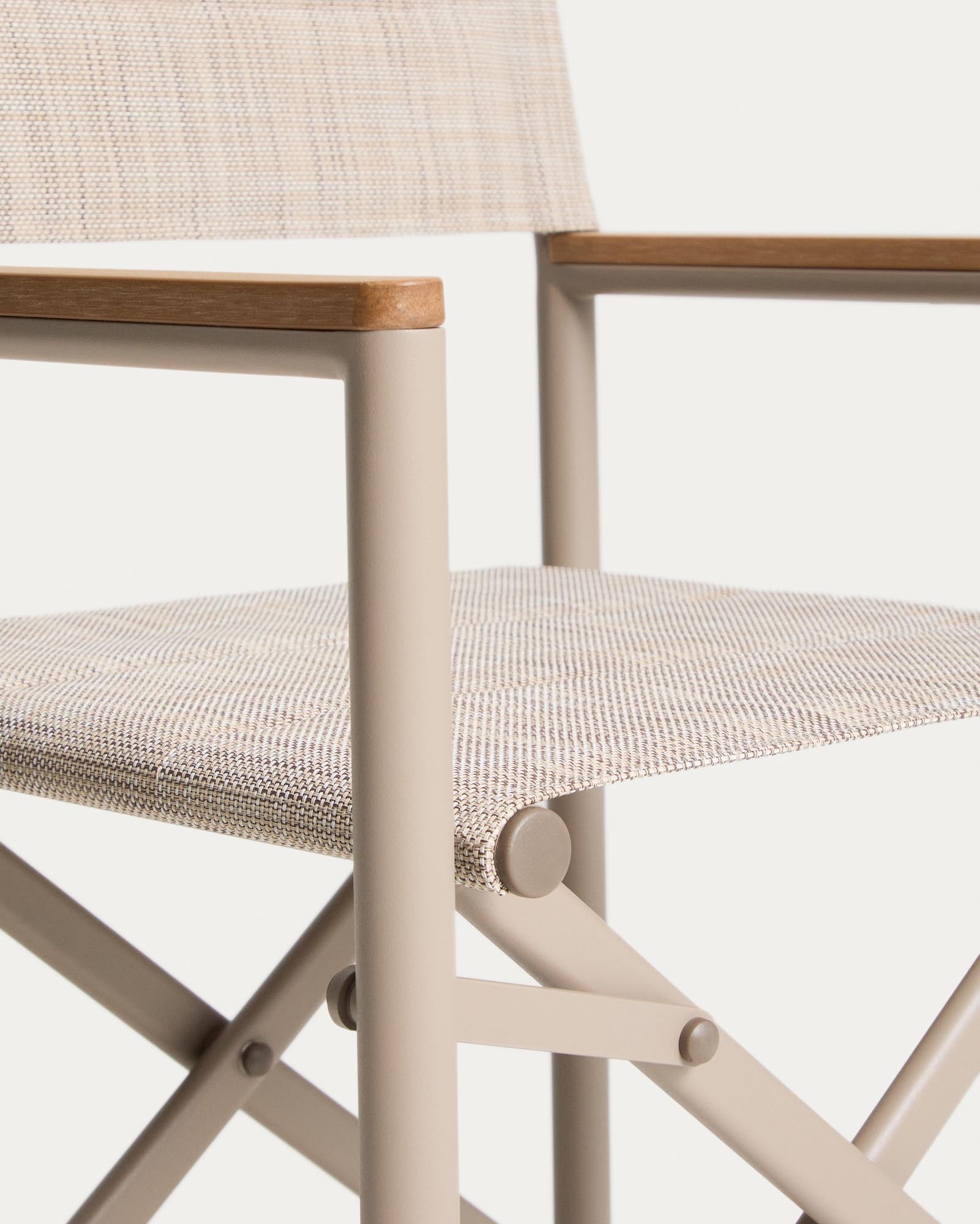 Eleganter Outdoor-Klappstuhl Tisno in taupe, gefertigt aus robustem Aluminium und Texteline, perfekt für entspannte Stunden im Garten.