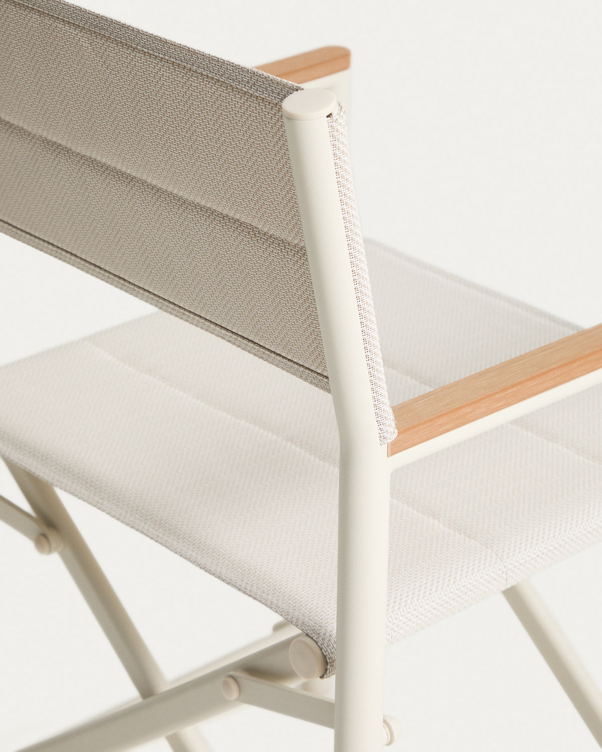 Outdoor-Klappstuhl Tisno aus ecrufarbenem Aluminium und ecrufarbenem Texteline in Ecru, Beige, Weiss präsentiert im Onlineshop von KAQTU Design AG. Gartenstuhl mit Armlehnen ist von Kave Home