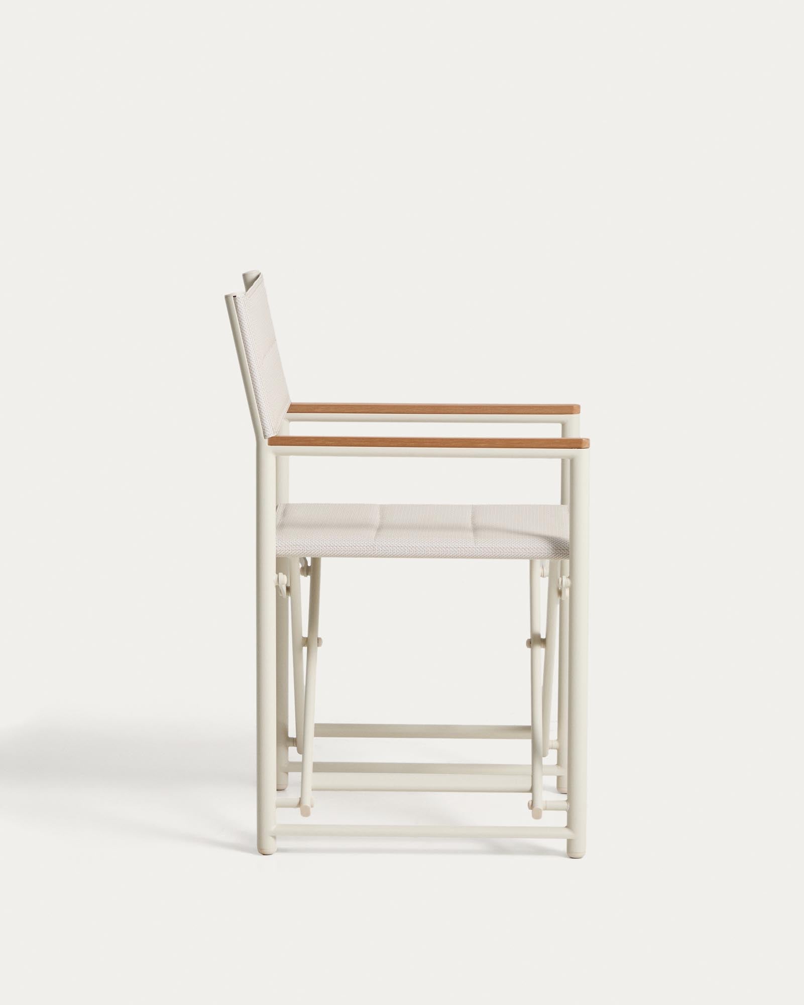 Eleganter Klappstuhl Tisno in ecrufarbenem Aluminium und Texteline, ideal für entspannte Stunden im Freien, ausgestattet mit komfortablen Armlehnen.