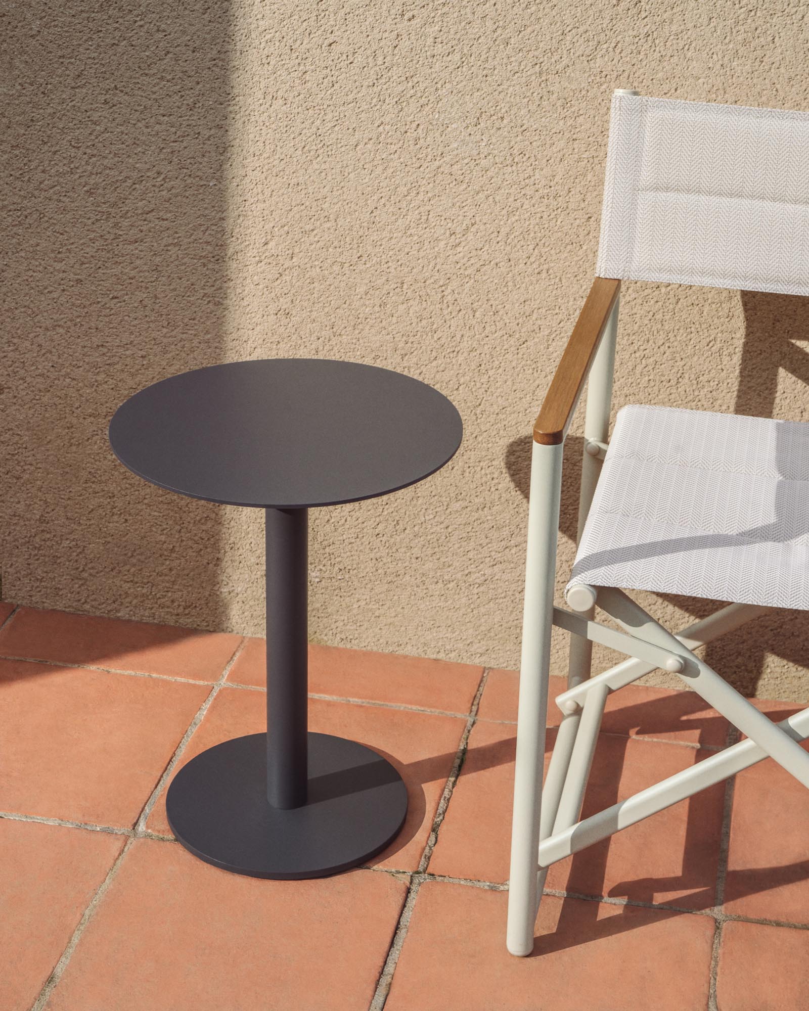 Eleganter Outdoor-Klappstuhl Tisno in ecrufarbenem Aluminium und Texteline, ideal für entspannte Stunden im Garten oder auf der Terrasse.