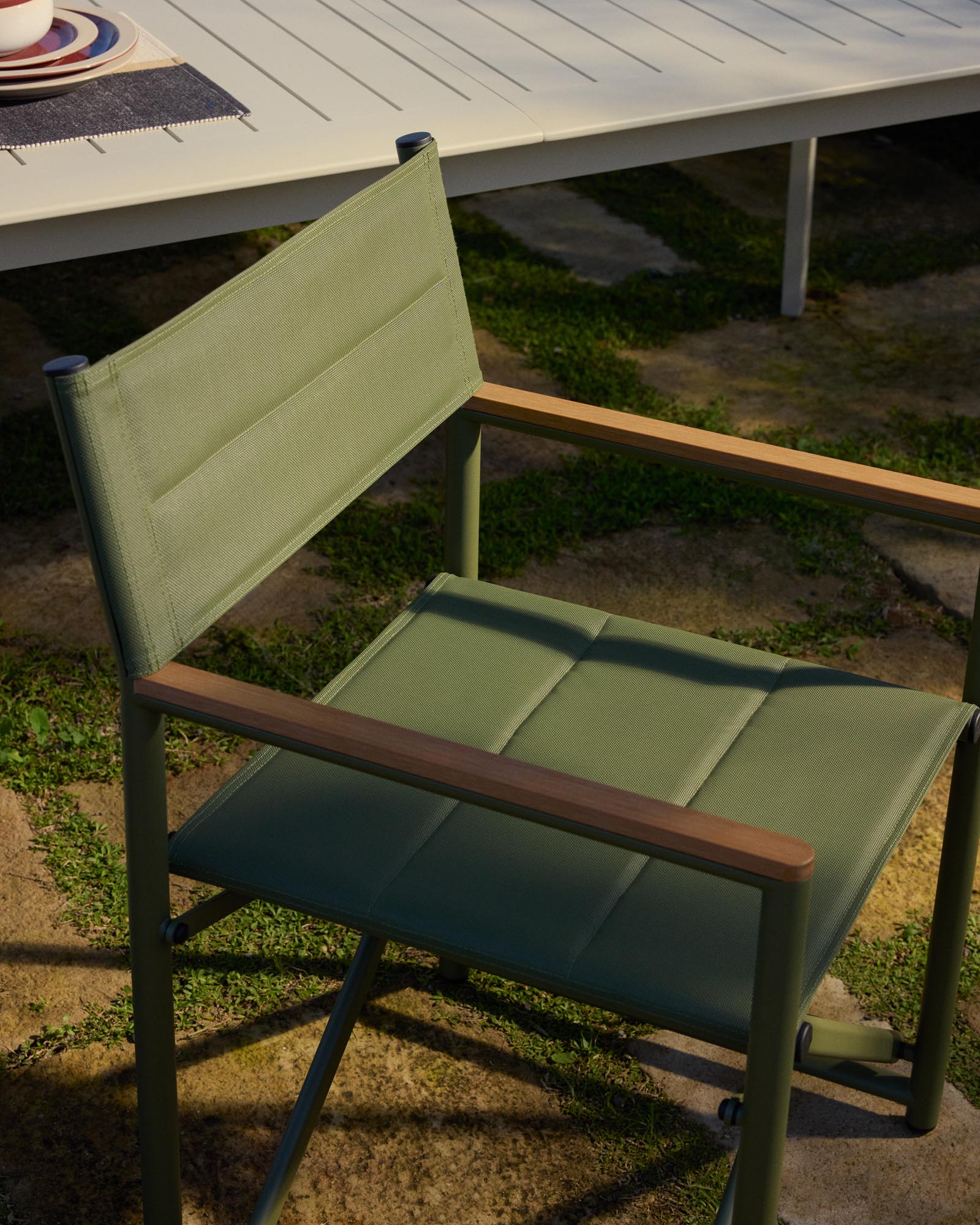 Stylischer Outdoor-Klappstuhl Tisno in elegantem Grün, gefertigt aus robustem Aluminium und Textiline, ideal für Garten und Terrasse.