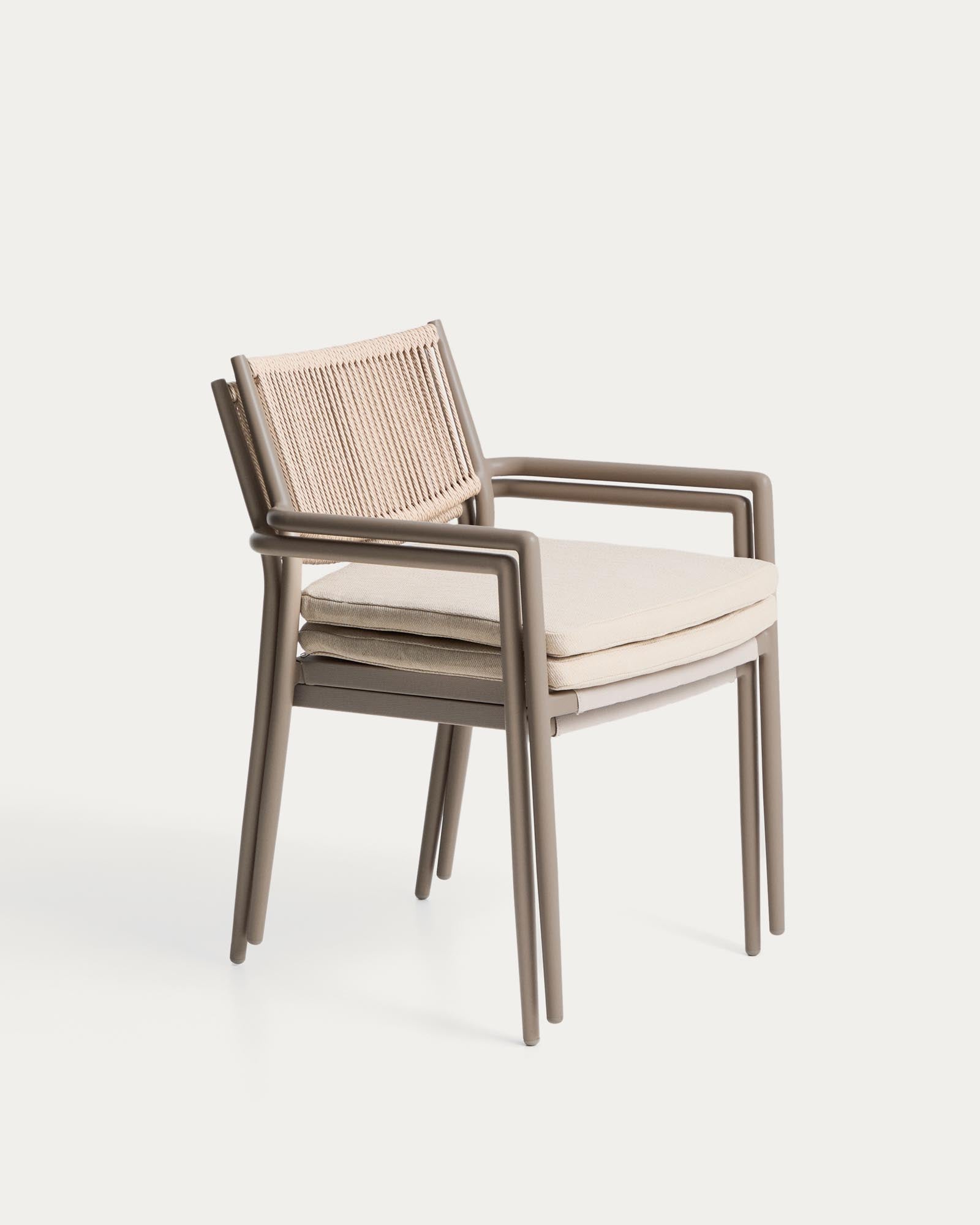 Eleganter stapelbarer Gartenstuhl Argasi in Taupe und Beige, aus leichtem Aluminium und strapazierfähigem Synthetikseil, perfekt für den Außenbereich.
