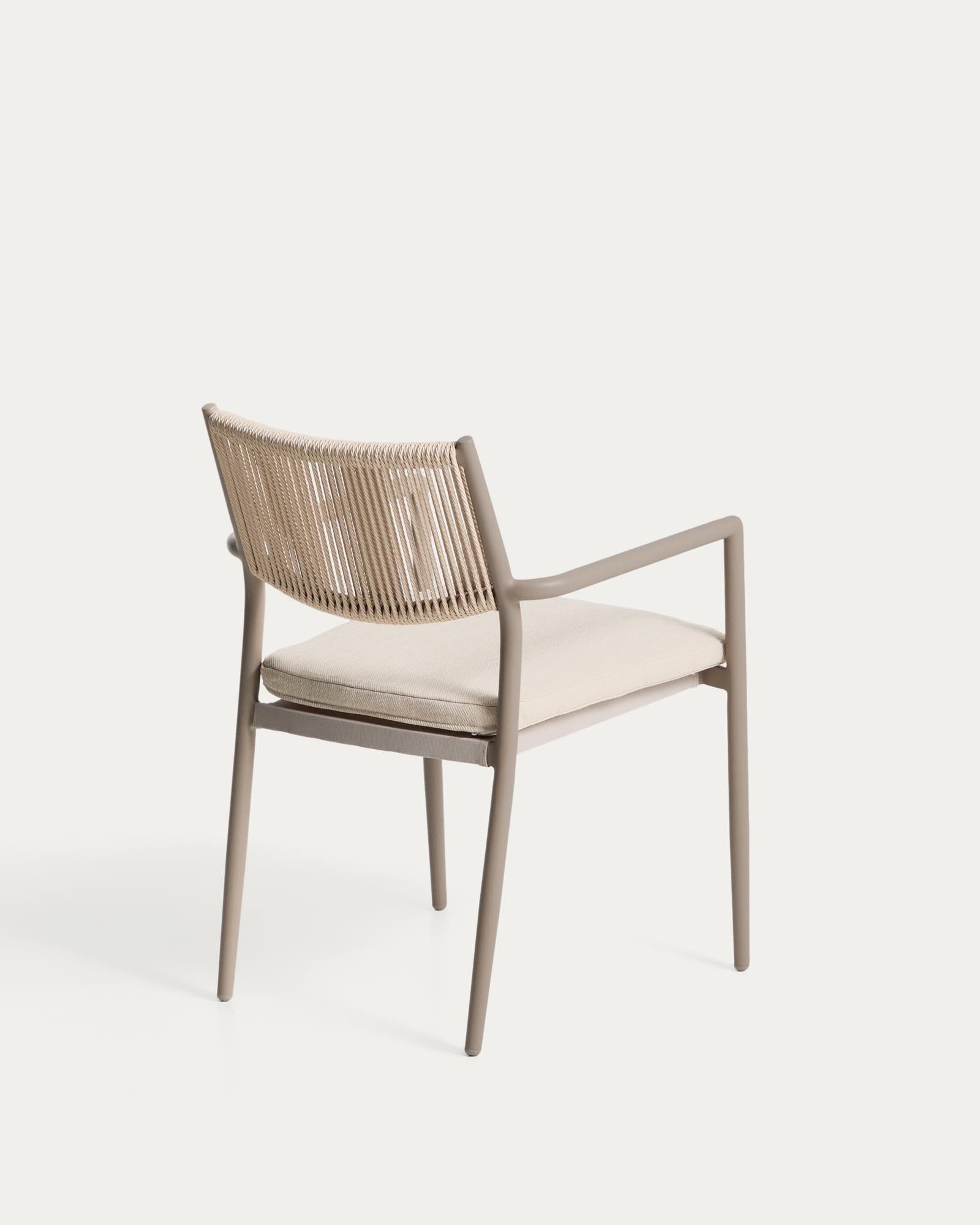 Eleganter stapelbarer Gartenstuhl Argasi in sanften Taupe- und Beigetönen, aus leichtem Aluminium und strapazierfähigem Synthetikseil, perfekt für Outdoor-Bereiche.