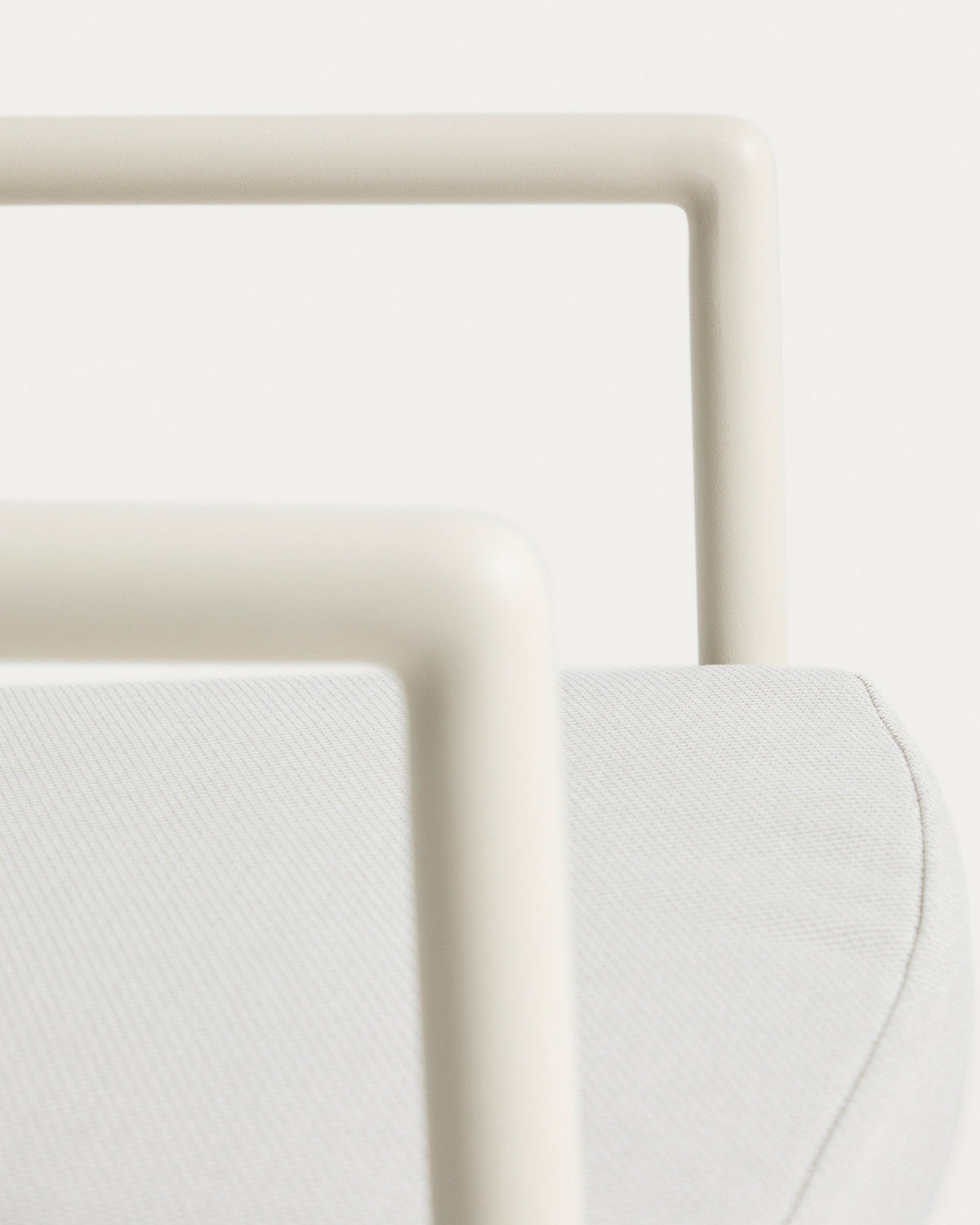 Stapelbarer Outdoor-Stuhl Argasi aus Aluminium in Ecru und grauem Synthetikseil in Ecru, Beige, Weiss präsentiert im Onlineshop von KAQTU Design AG. Gartenstuhl ist von Kave Home