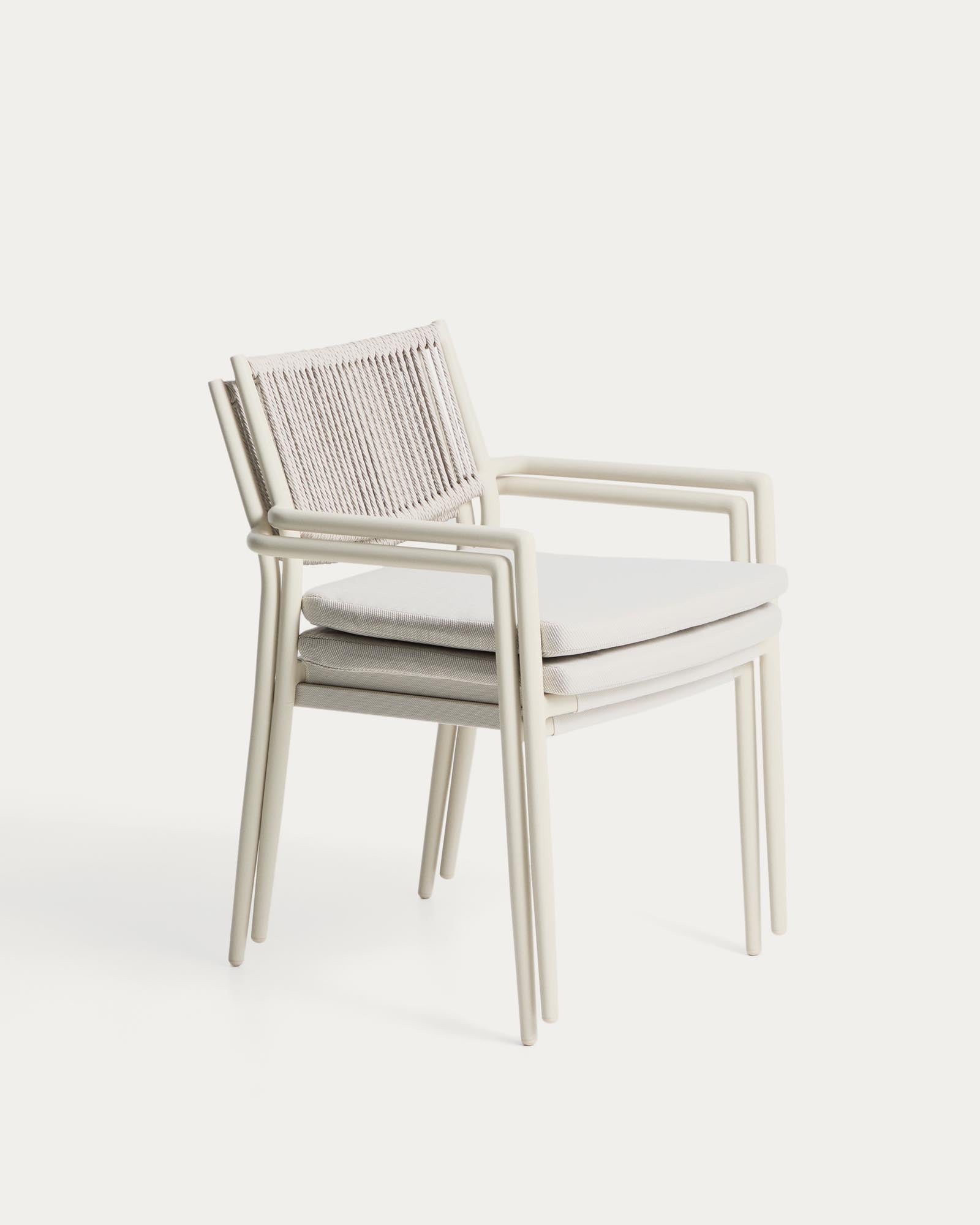 Eleganter stapelbarer Gartenstuhl Argasi aus leichtem Aluminium in Ecru, kombiniert mit grauem Synthetikseil für modernen Komfort im Freien.