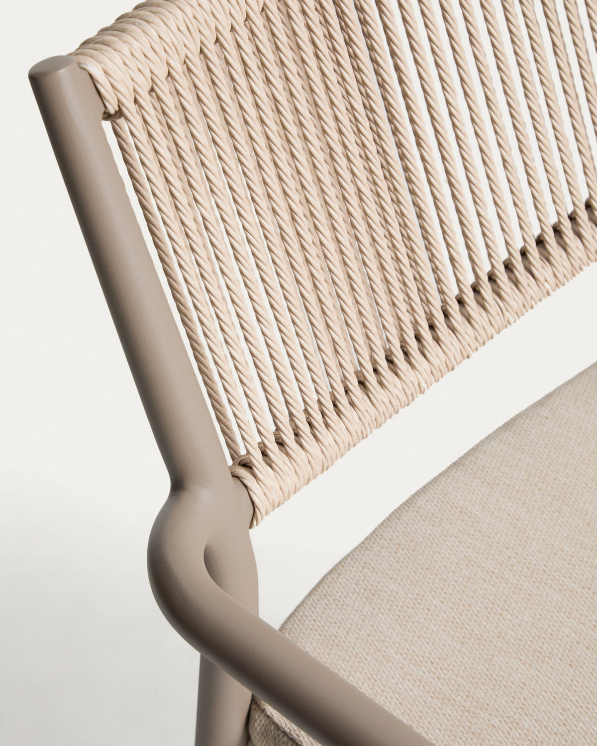 Stapelbarer Outdoor-Stuhl Argasi aus Aluminium in Taupe und beigem Synthetikseil in Taupe, Beige, Hellbraun präsentiert im Onlineshop von KAQTU Design AG. Gartenstuhl ist von Kave Home