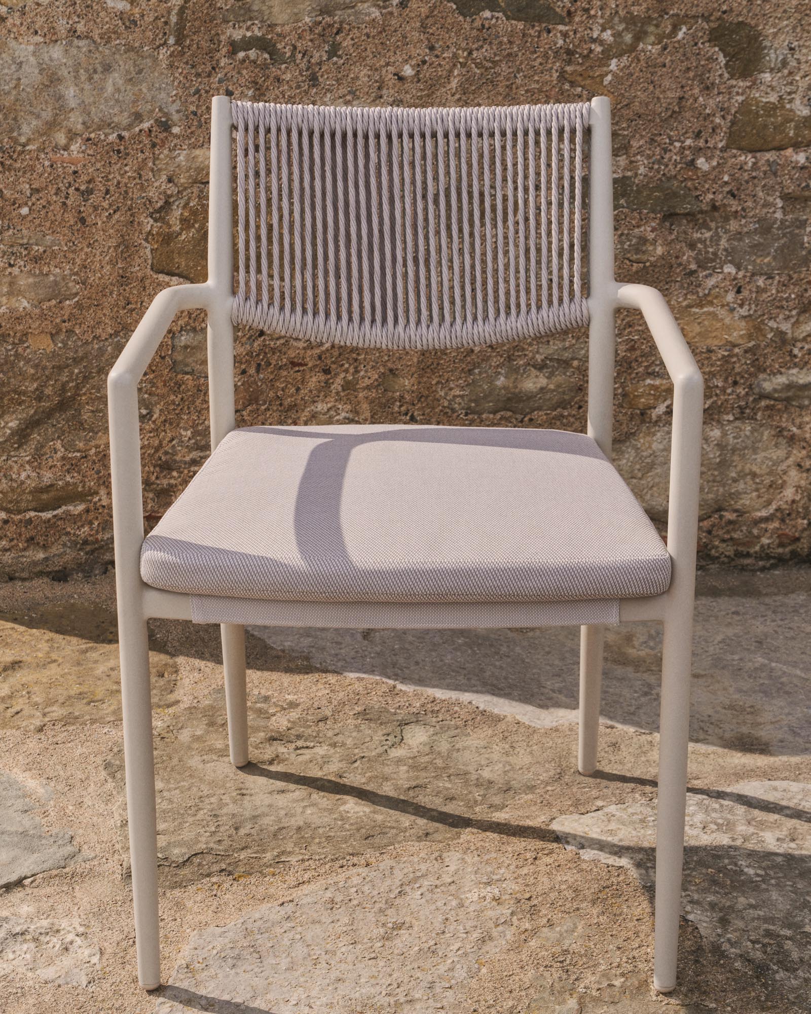 Eleganter stapelbarer Gartenstuhl Argasi aus leichtem Aluminium in Ecru, kombiniert mit grauem Synthetikseil für stilvolle Outdoor-Bereiche.