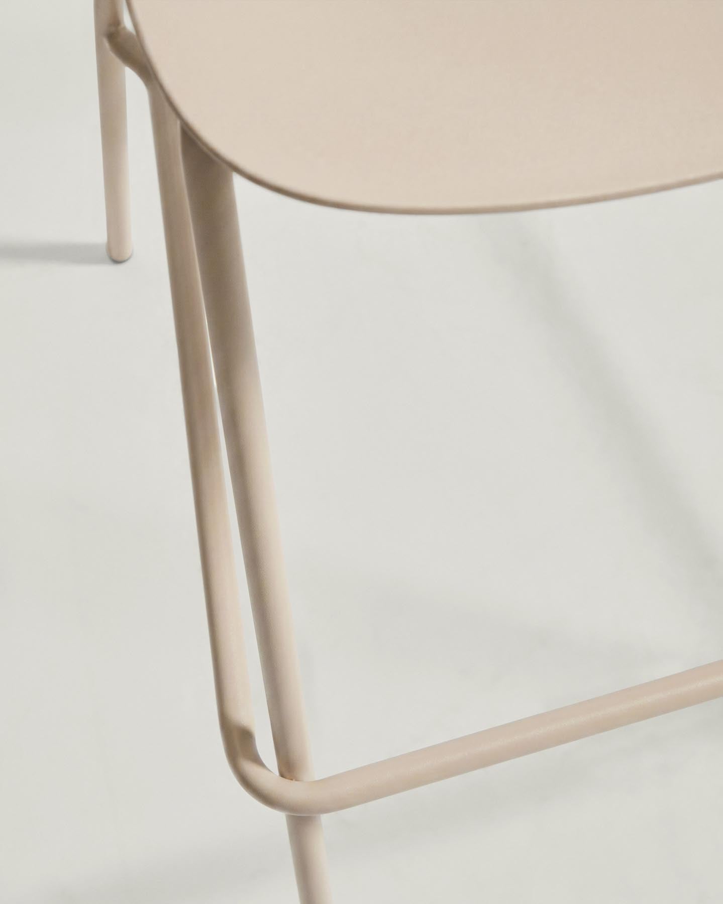 Hocker Sanile mit Stahlbeinen mit beigem Finish, 74 cm in Beige präsentiert im Onlineshop von KAQTU Design AG. Barhocker ist von Kave Home