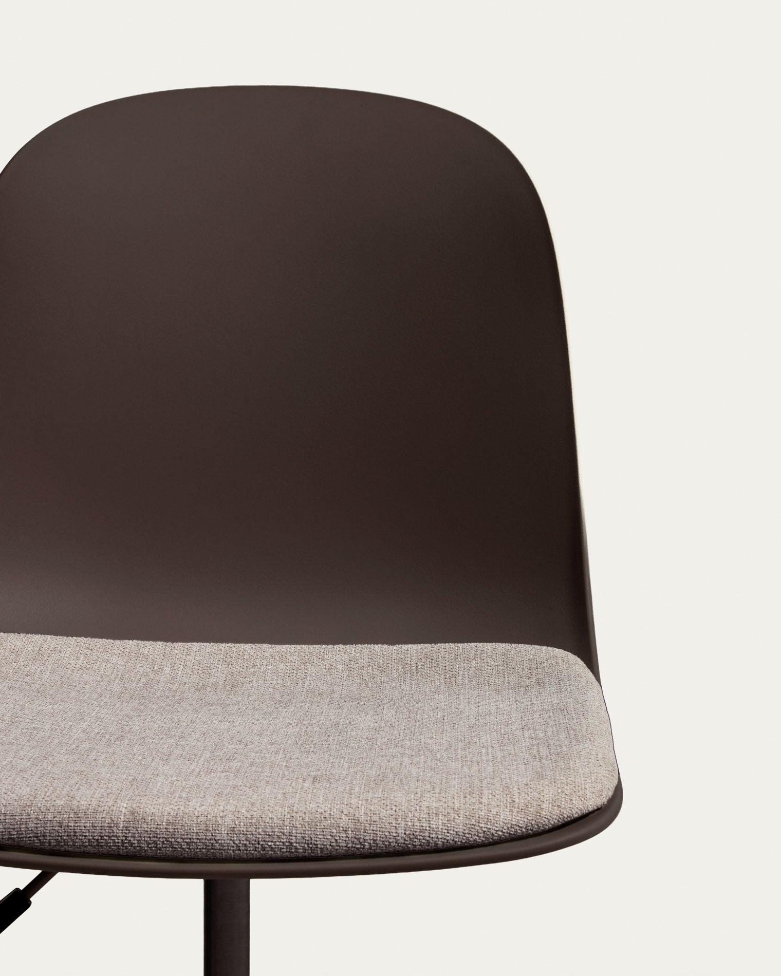 Schreibtischstuhl Debari mit Chenille-Kissen und Stahlbeinen mit braunem Finish in Braun präsentiert im Onlineshop von KAQTU Design AG. Bürostuhl ist von Kave Home