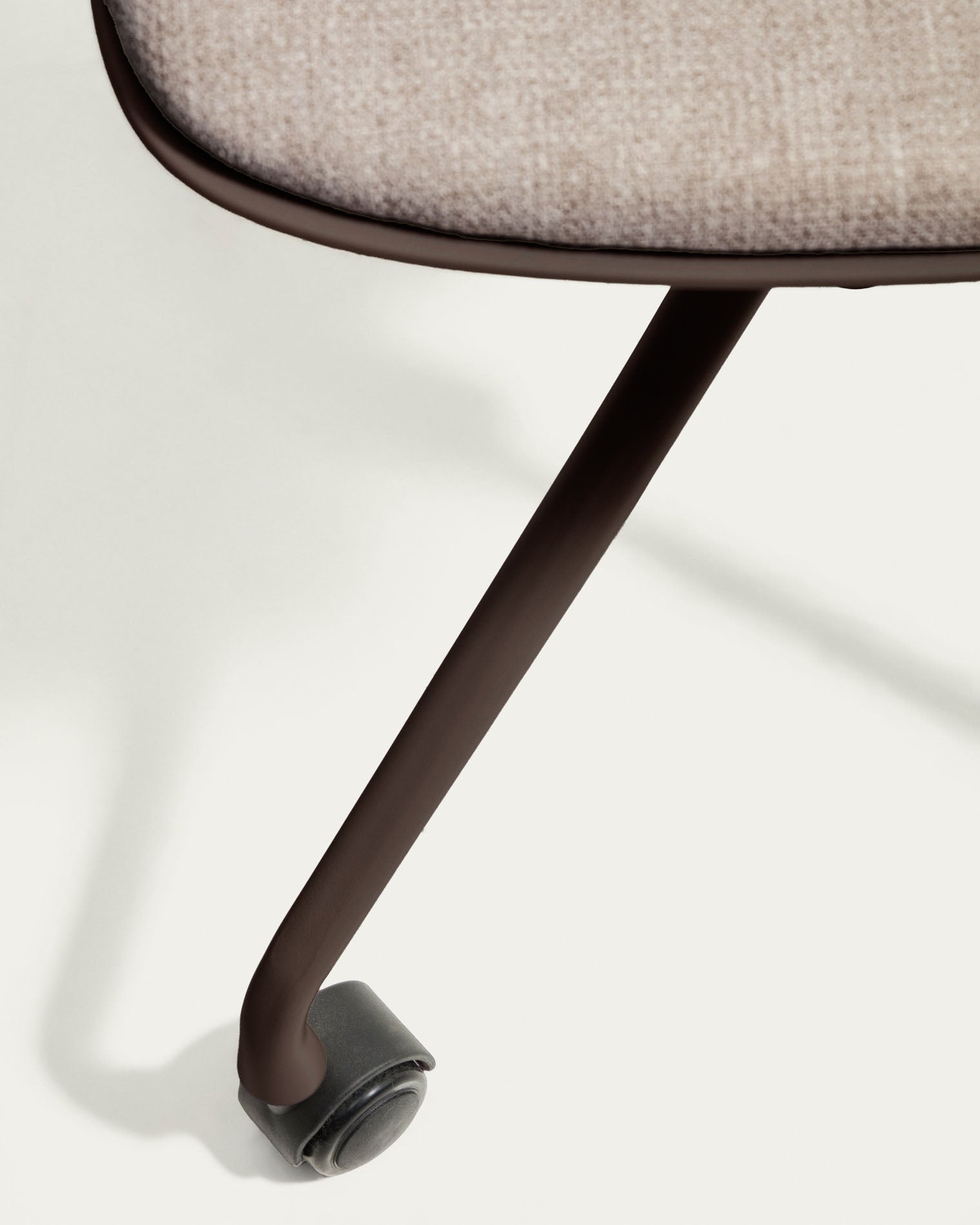 Schreibtischstuhl Debari mit Chenille-Kissen und Stahlbeinen mit braunem Finish in Braun präsentiert im Onlineshop von KAQTU Design AG. Bürostuhl ist von Kave Home