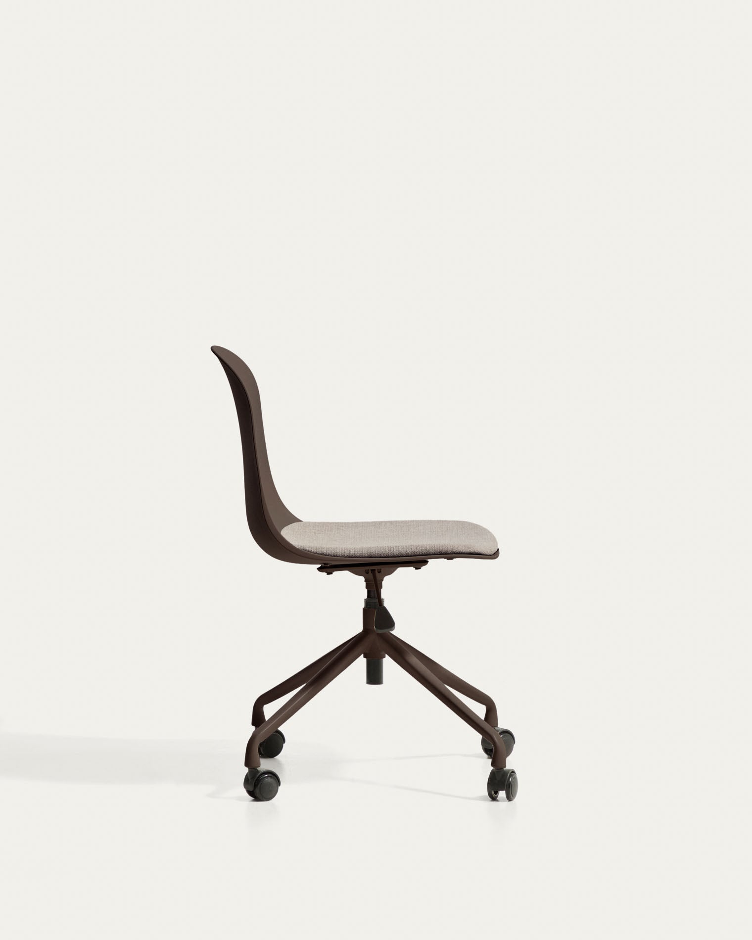 Schreibtischstuhl Debari mit Chenille-Kissen und Stahlbeinen mit braunem Finish in Braun präsentiert im Onlineshop von KAQTU Design AG. Bürostuhl ist von Kave Home