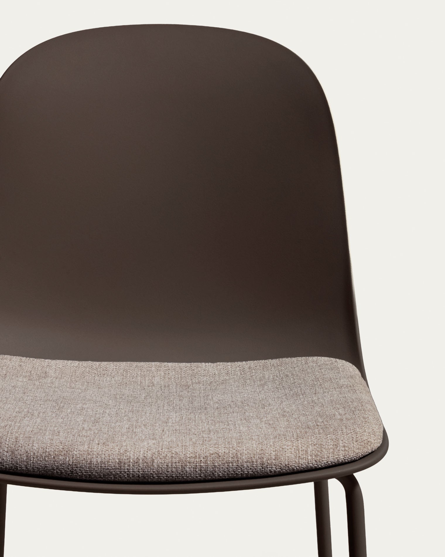 Hocker Debari mit Chenille-Kissen und Stahlbeinen mit braunem Finish, 65 cm in Braun präsentiert im Onlineshop von KAQTU Design AG. Barhocker ist von Kave Home