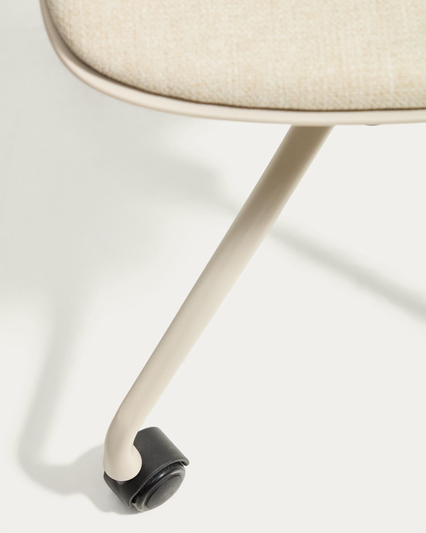 Schreibtischstuhl Debari mit Chenille-Kissen und Stahlbeinen mit beigem Finish in Beige präsentiert im Onlineshop von KAQTU Design AG. Bürostuhl ist von Kave Home