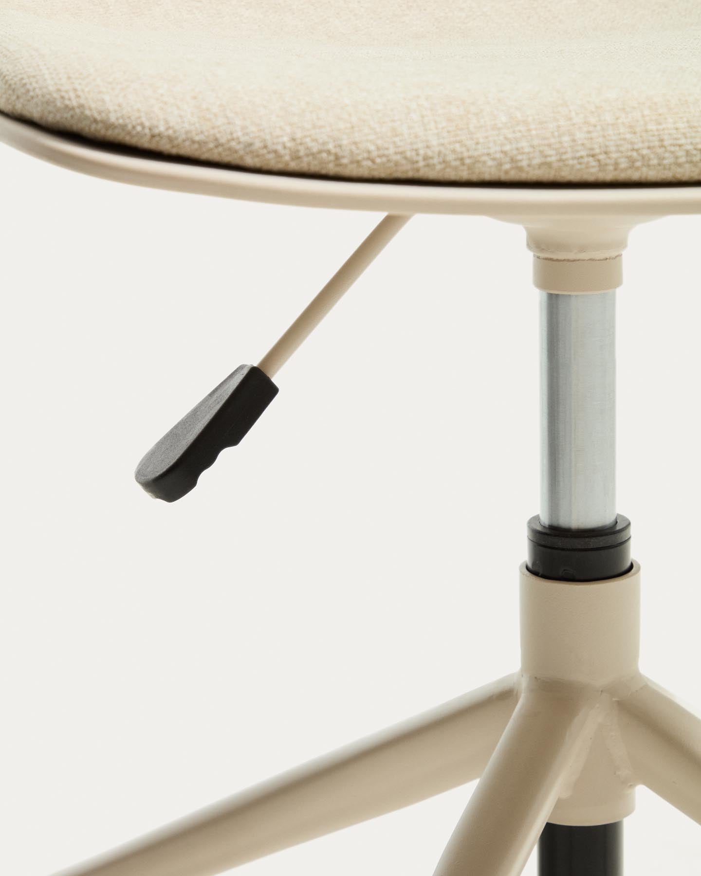 Schreibtischstuhl Debari mit Chenille-Kissen und Stahlbeinen mit beigem Finish in Beige präsentiert im Onlineshop von KAQTU Design AG. Bürostuhl ist von Kave Home