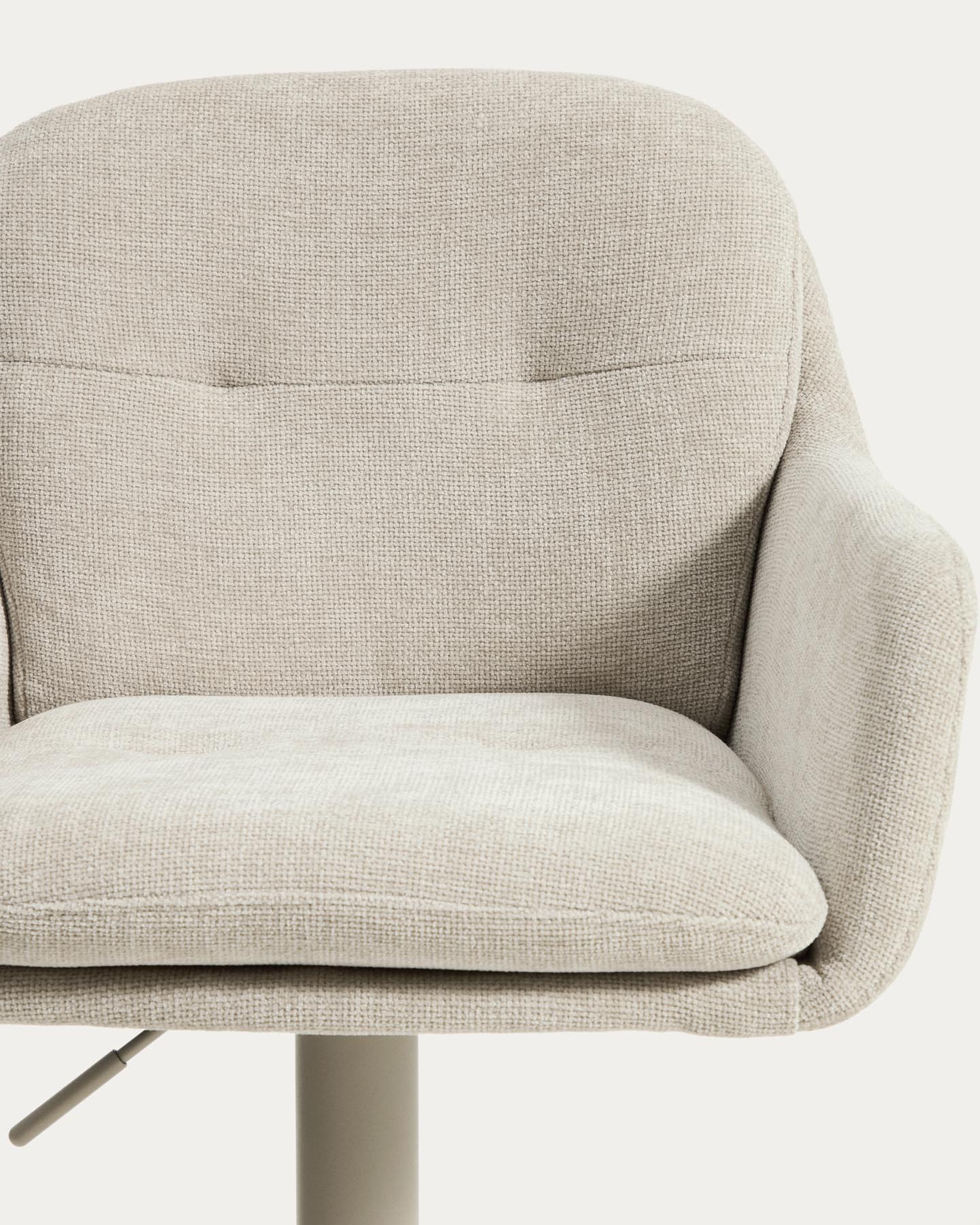 Drehhocker Lexa mit beiger Chenille und Stahlbeinen mit beigem Finish in Beige präsentiert im Onlineshop von KAQTU Design AG. Barhocker ist von Kave Home