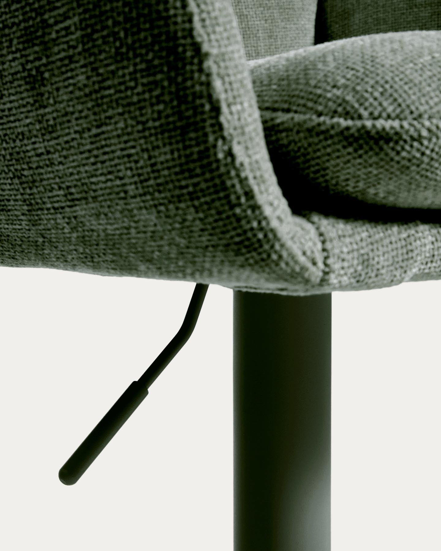 Drehhocker Lexa mit grüner Chenille und Stahlbeinen mit grünem Finish in Grün präsentiert im Onlineshop von KAQTU Design AG. Barhocker ist von Kave Home