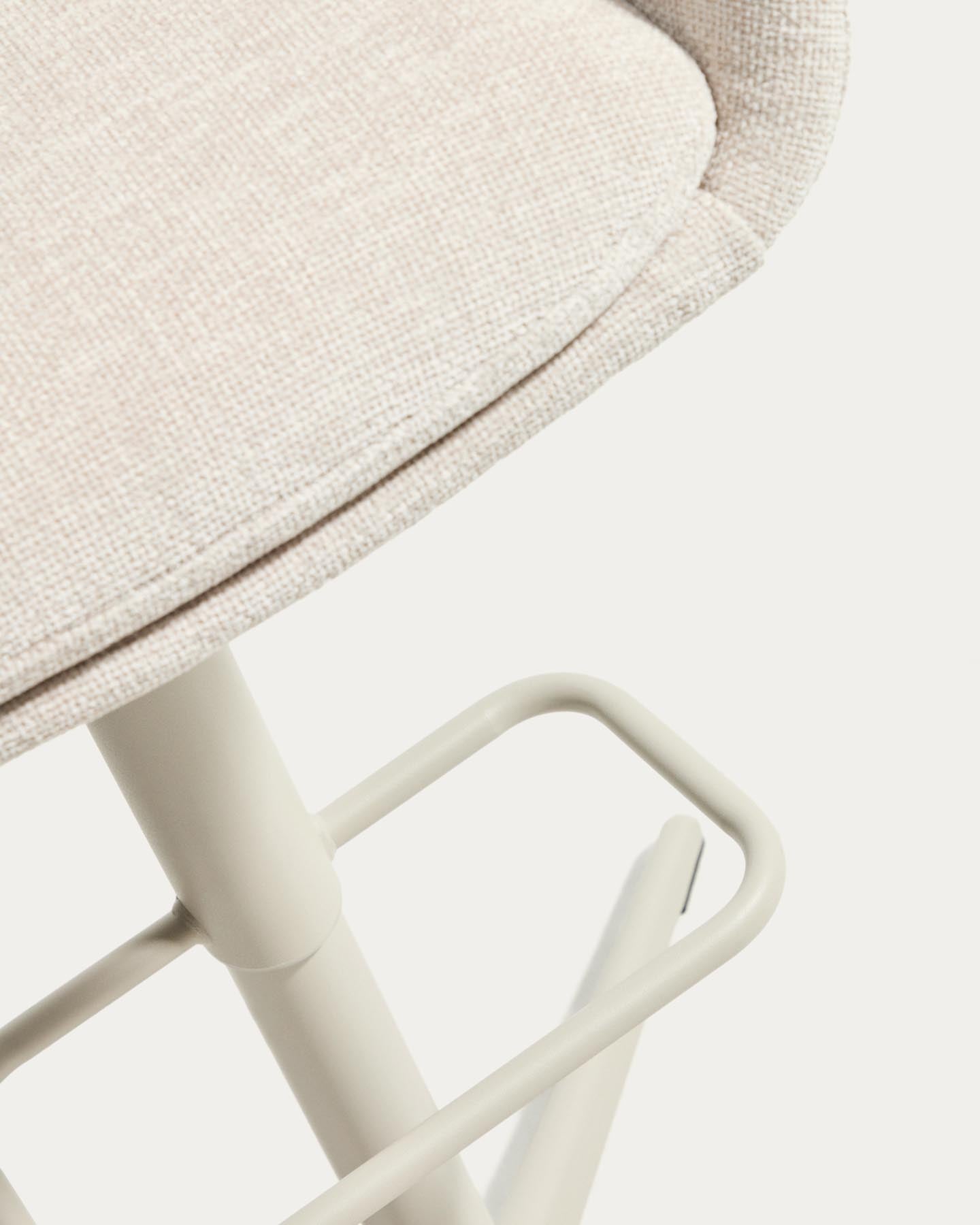 Drehhocker Dorina mit beiger Chenille und Stahlbeinen mit beigem Finish in Beige präsentiert im Onlineshop von KAQTU Design AG. Barhocker ist von Kave Home
