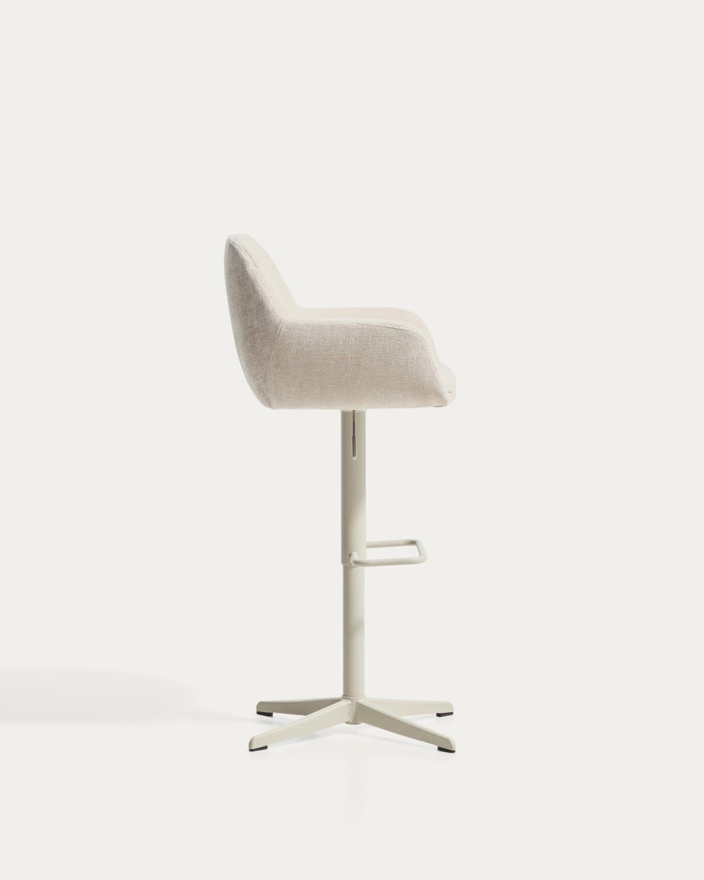 Drehhocker Dorina mit beiger Chenille und Stahlbeinen mit beigem Finish in Beige präsentiert im Onlineshop von KAQTU Design AG. Barhocker ist von Kave Home